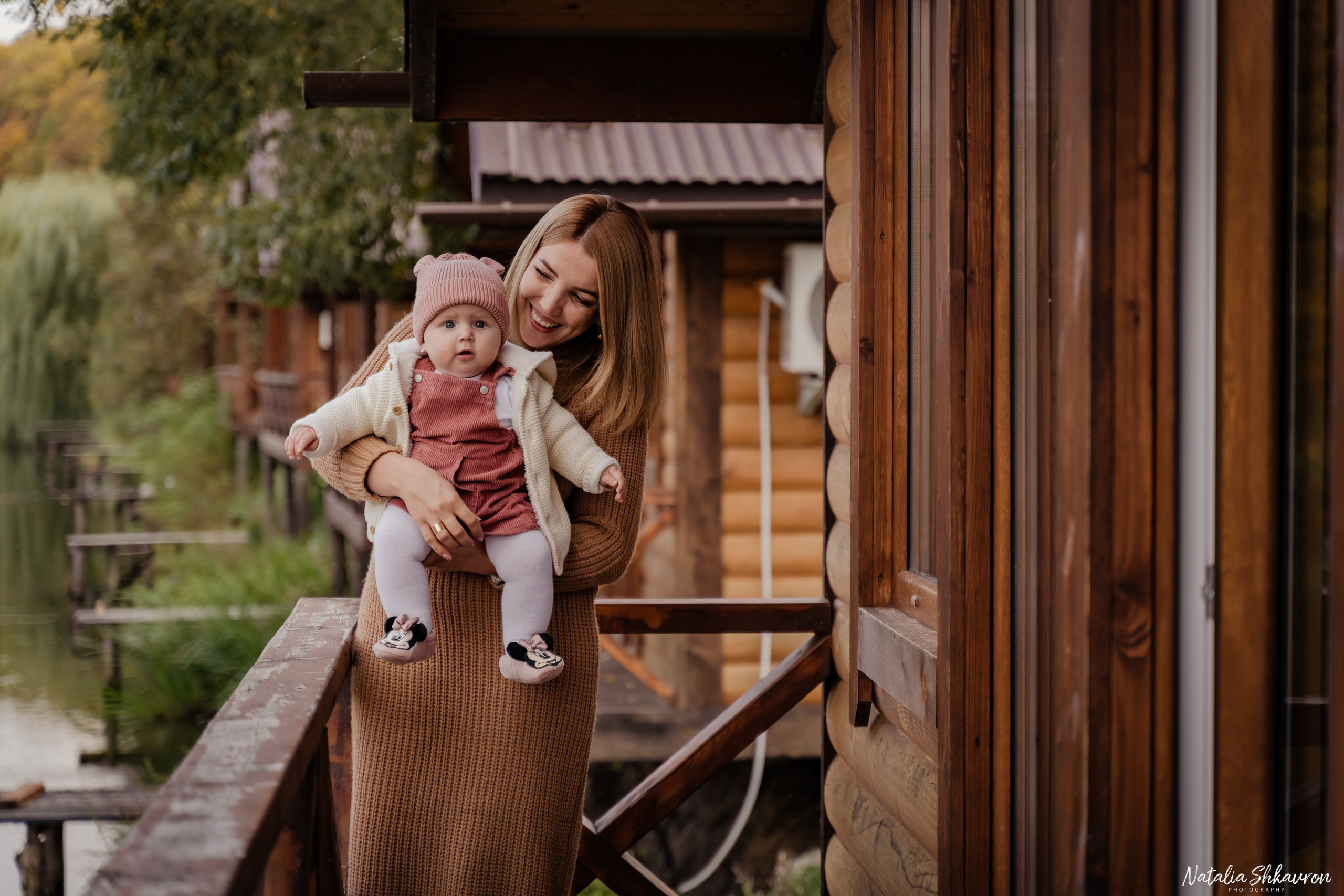 Сімейна фотосесія восени біля води. Family photographer in Kiev Natalia Shkavron