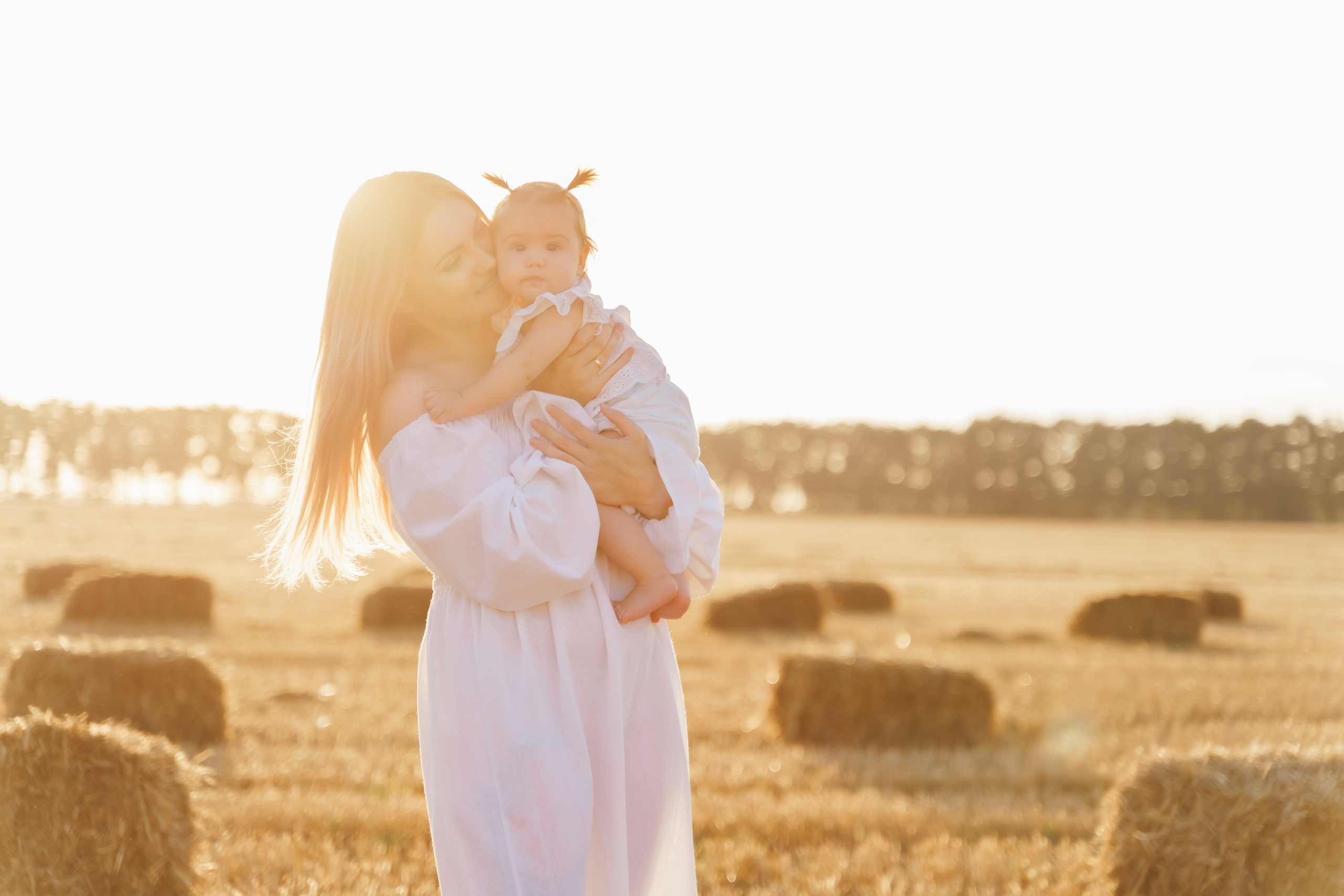 Фотосесія мама та доня в полі з тюками соломи. Сімейний фотограф Київ Наталія Шкаврон