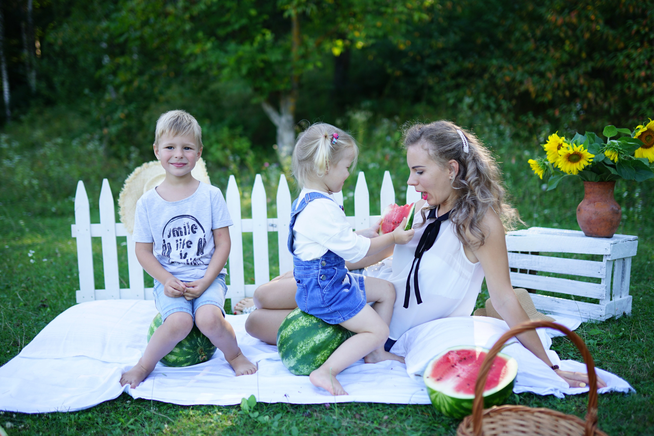 Сімейна фотосесія з кавунами. Family photographer in Kiev Natalia Shkavron