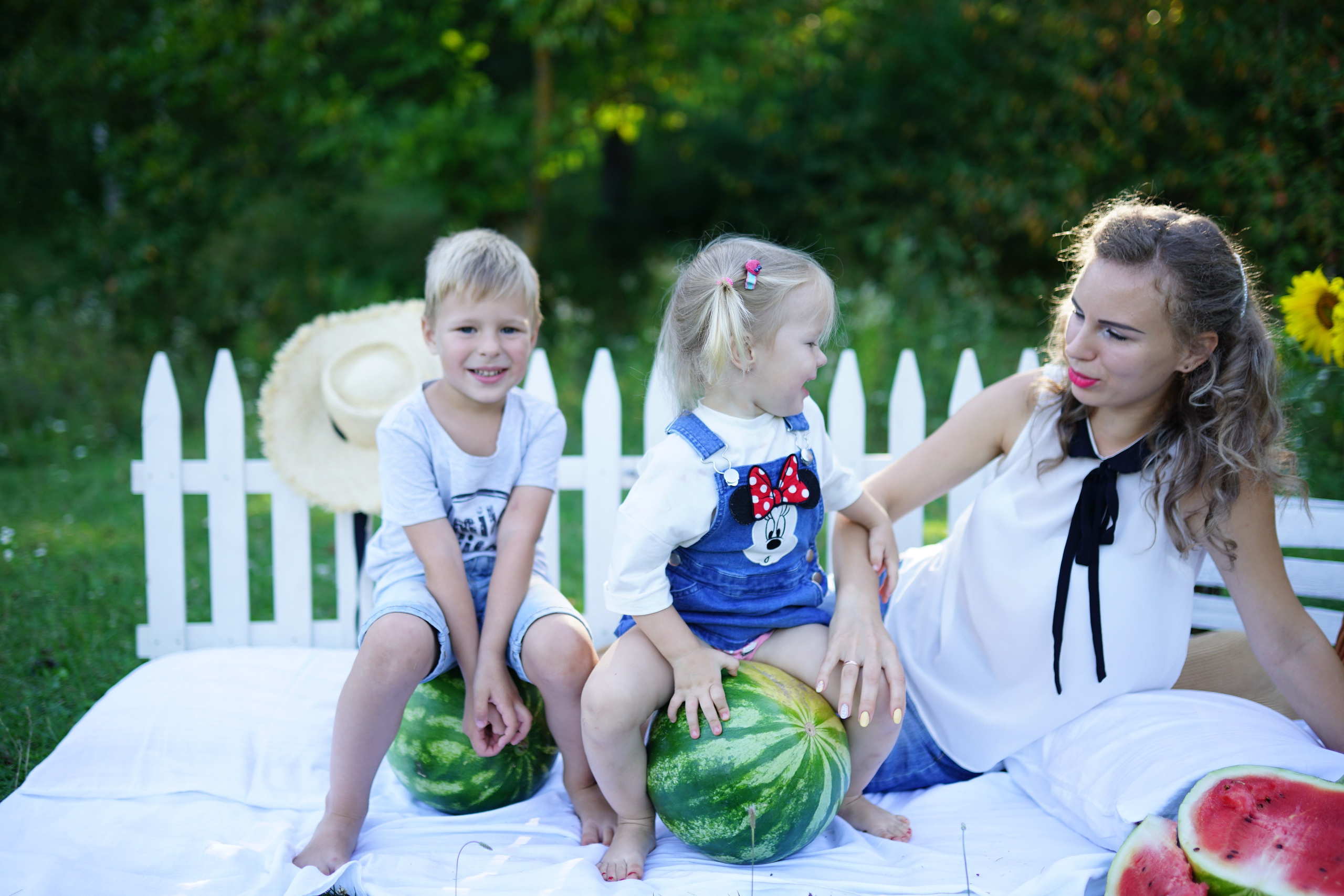 Сімейна фотосесія з кавунами. Family photographer in Kiev Natalia Shkavron