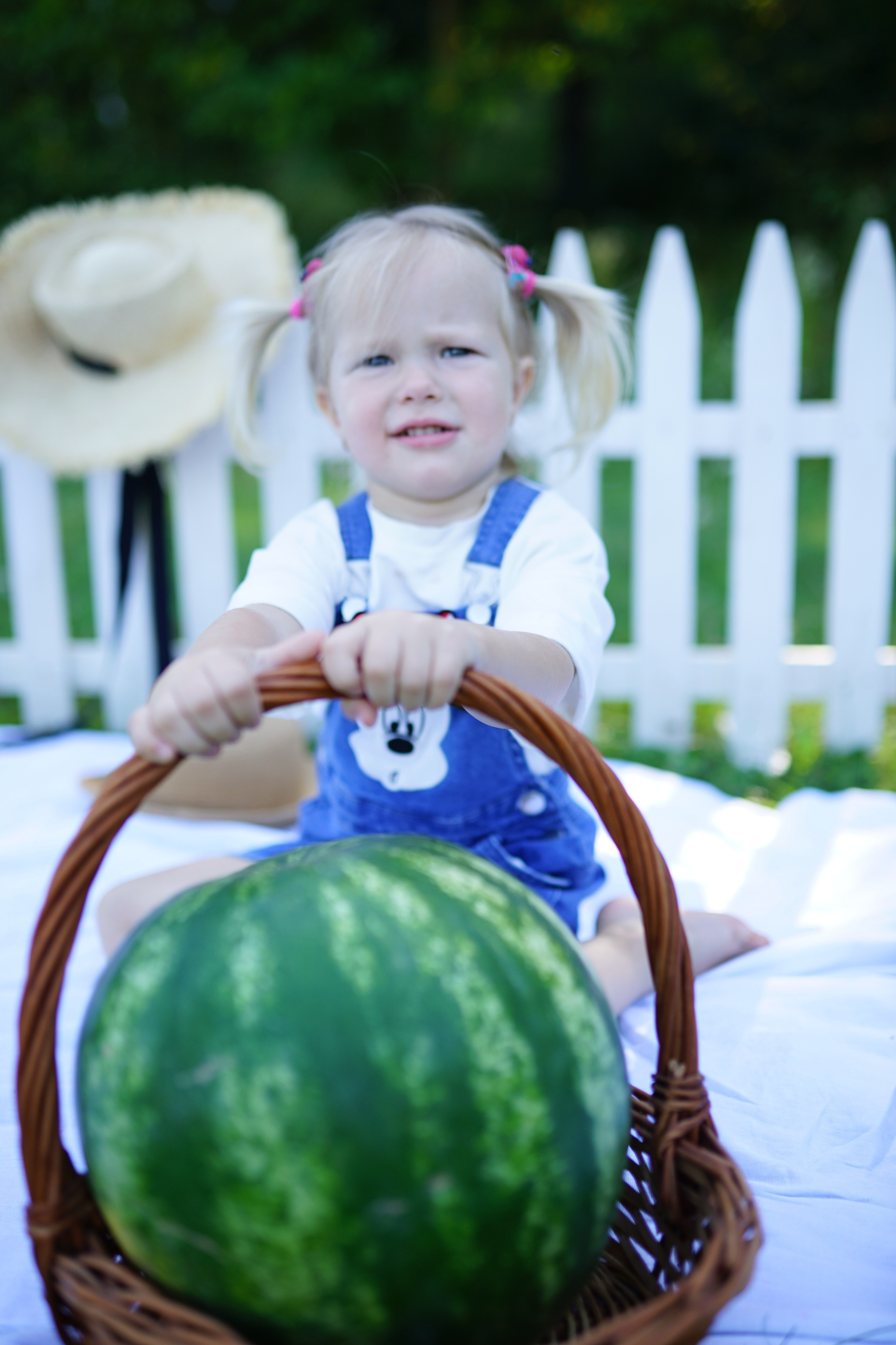 Сімейна фотосесія з кавунами. Family photographer in Kiev Natalia Shkavron