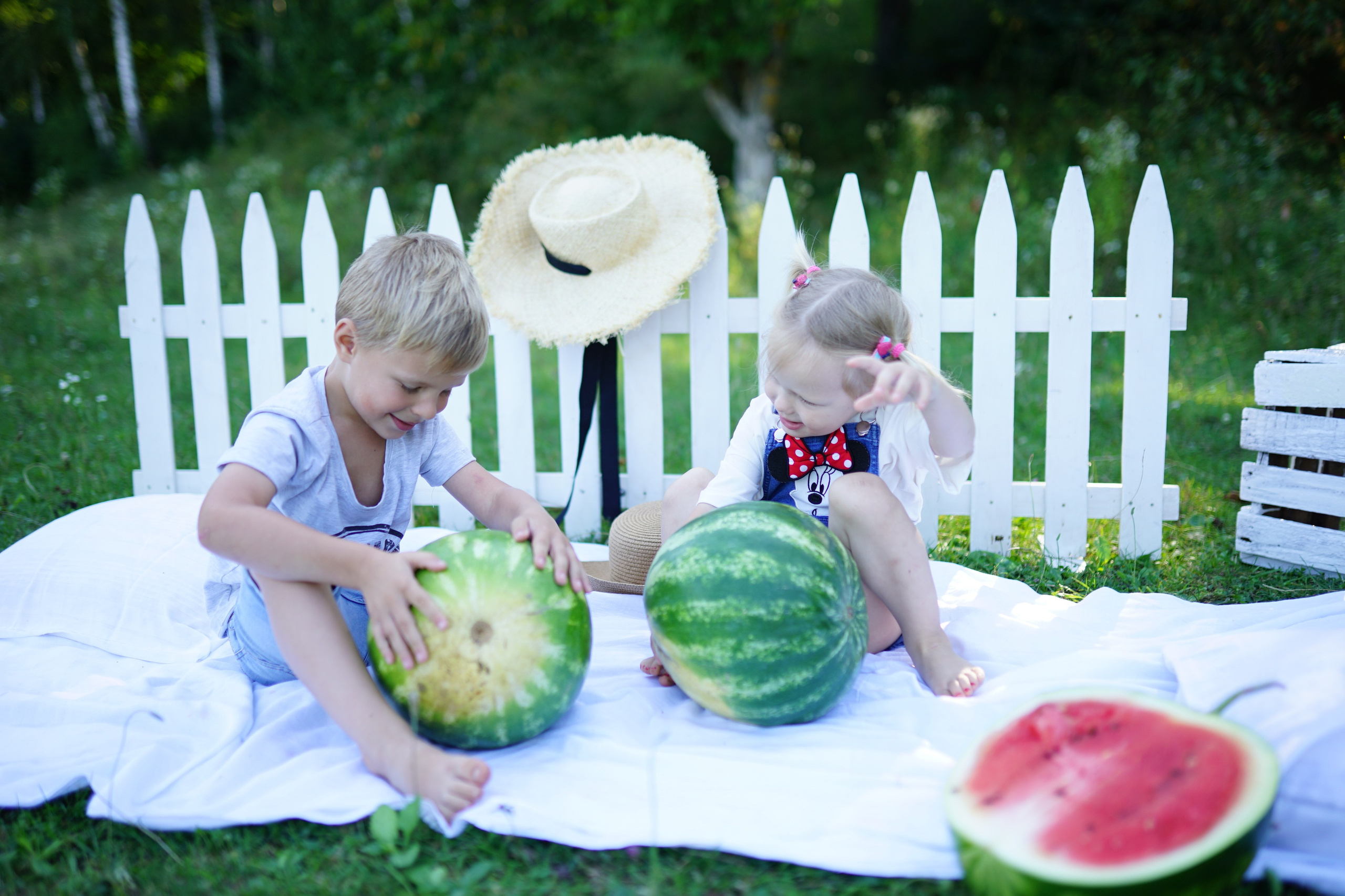 Сімейна фотосесія з кавунами. Family photographer in Kiev Natalia Shkavron
