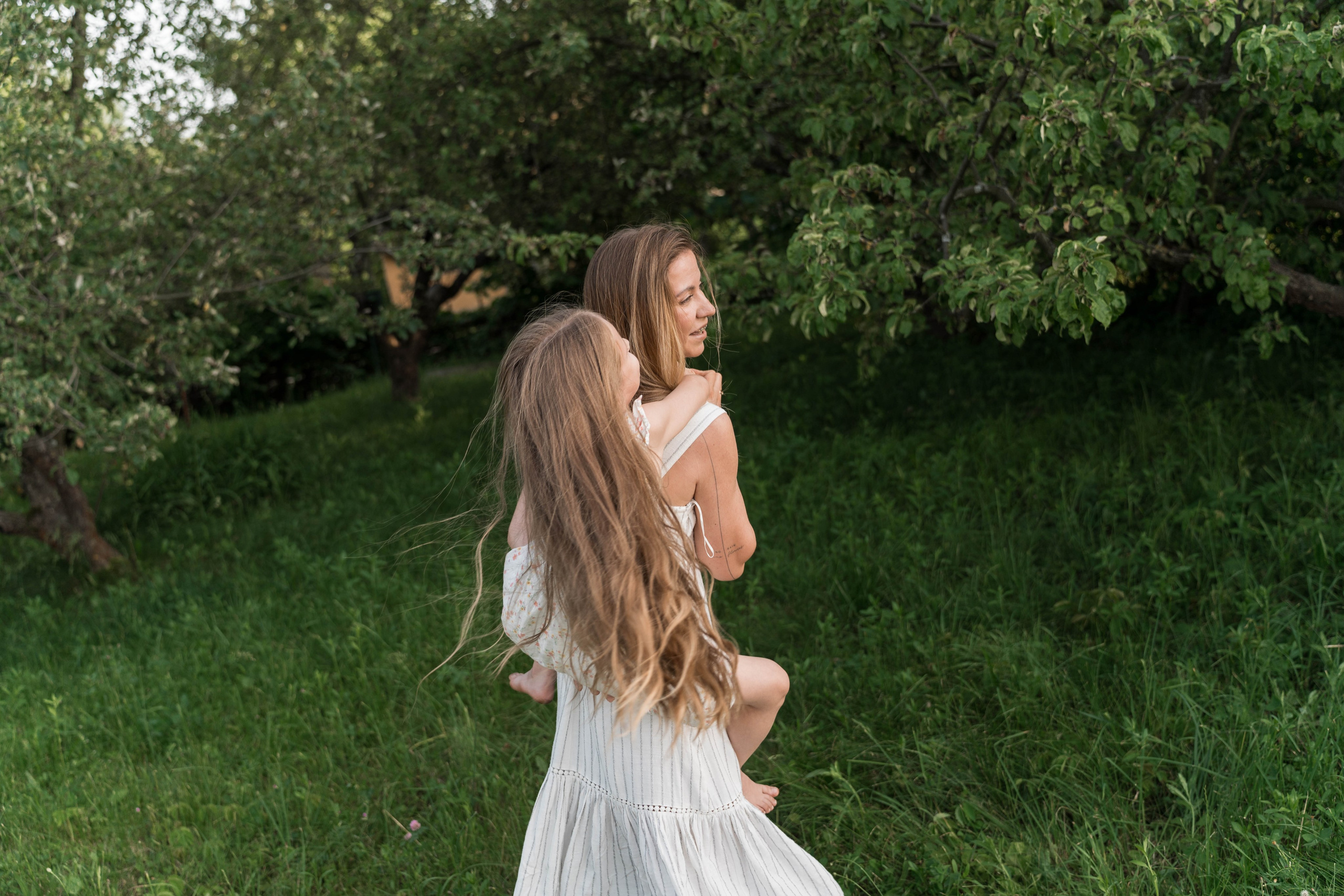 Сімейна фотосесія в Пирогово мами з двома донями. Сімейний фотограф Київ Наталія Шкаврон