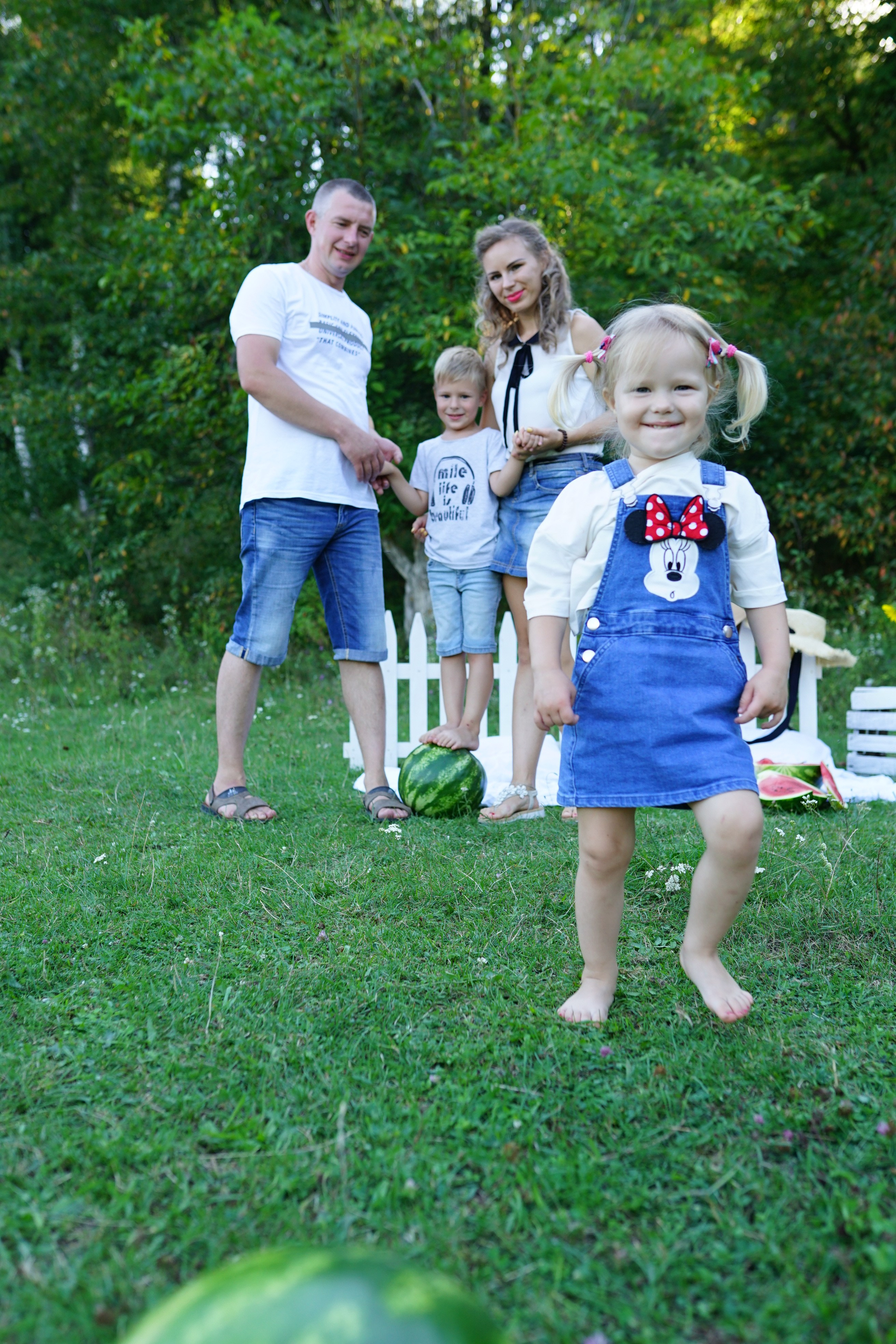 Сімейна фотосесія з кавунами. Family photographer in Kiev Natalia Shkavron