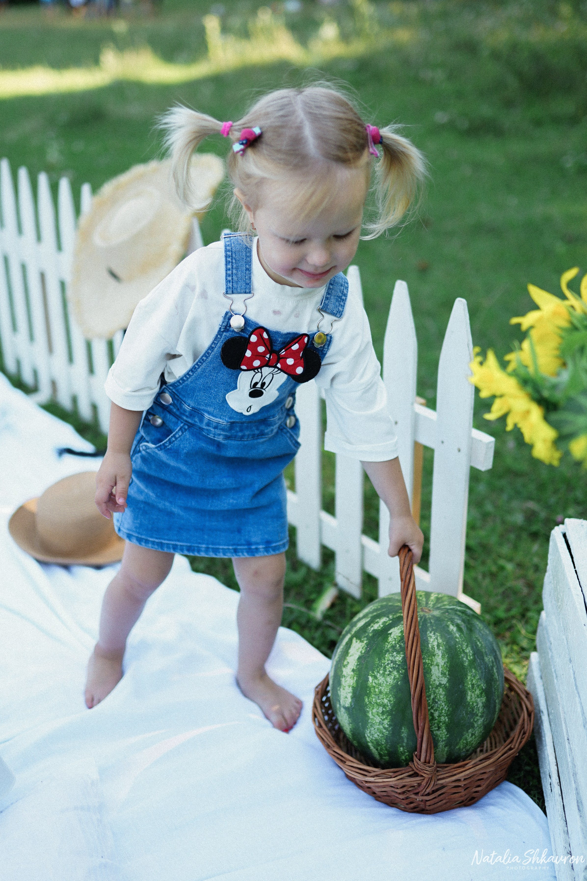 Сімейна фотосесія з кавунами. Family photographer in Kiev Natalia Shkavron