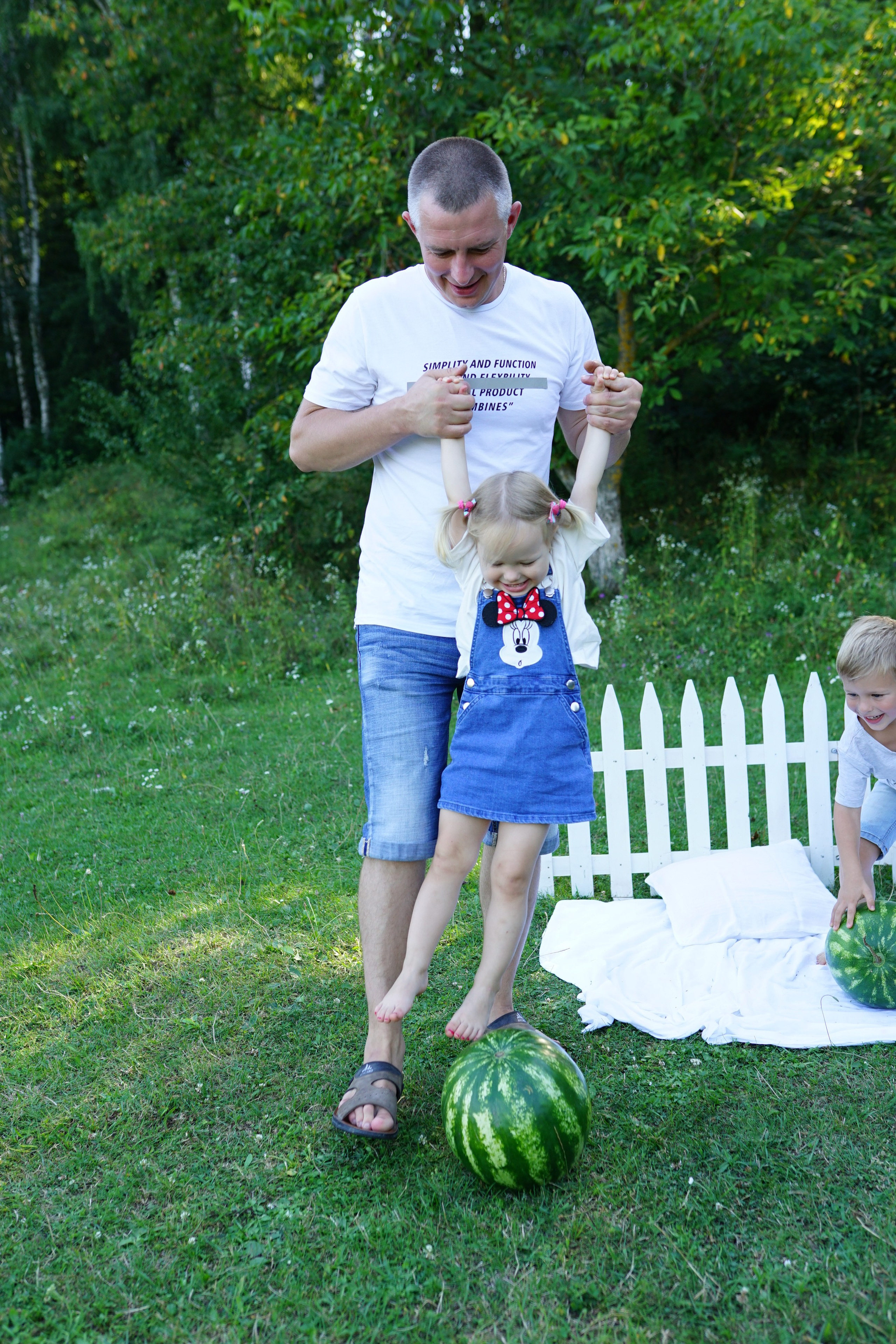 Сімейна фотосесія з кавунами. Family photographer in Kiev Natalia Shkavron