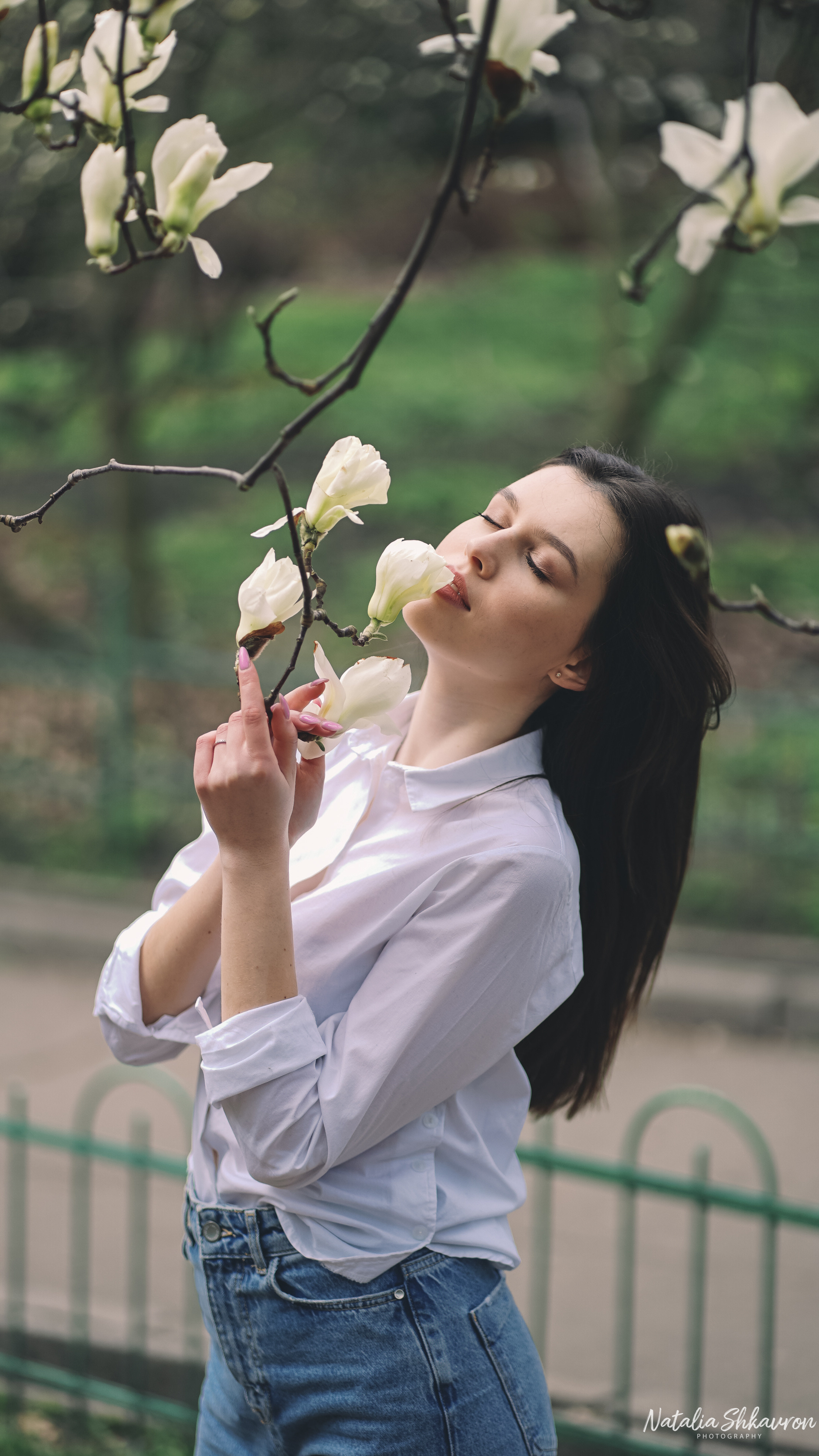 Весняна фотосесія в магноліях. Сімейний фотограф Київ Наталія Шкаврон