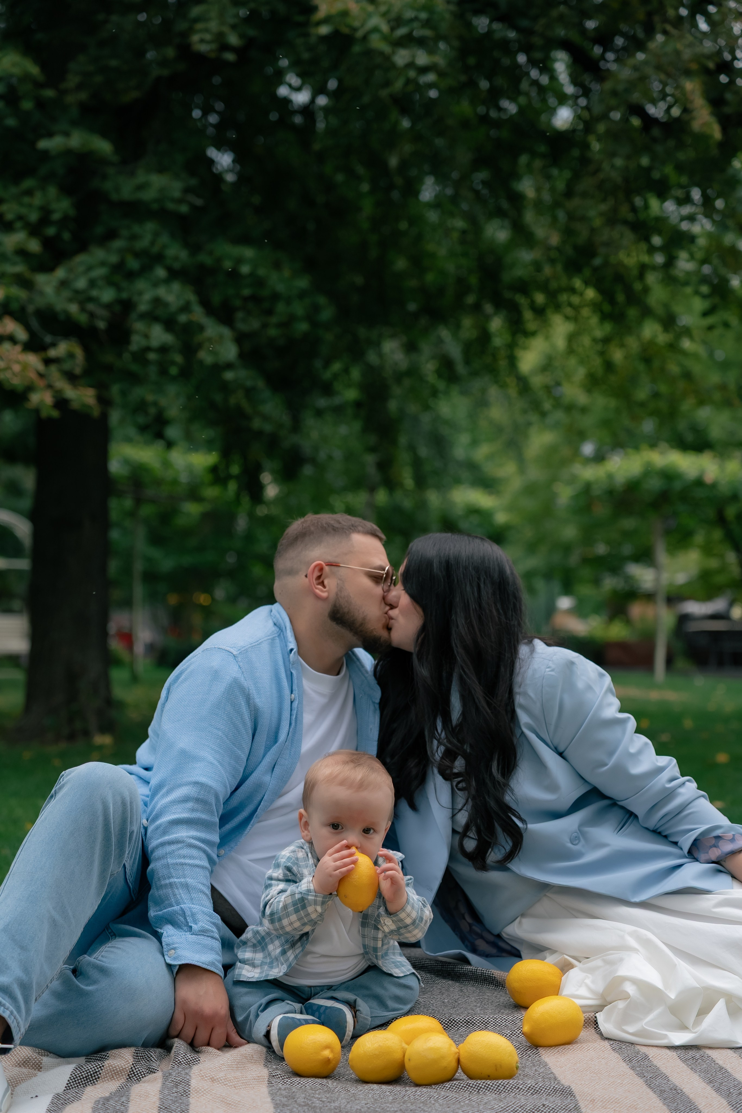 Сімейна фотосесія у парку Прага. Сімейний фотограф Київ Наталія Шкаврон