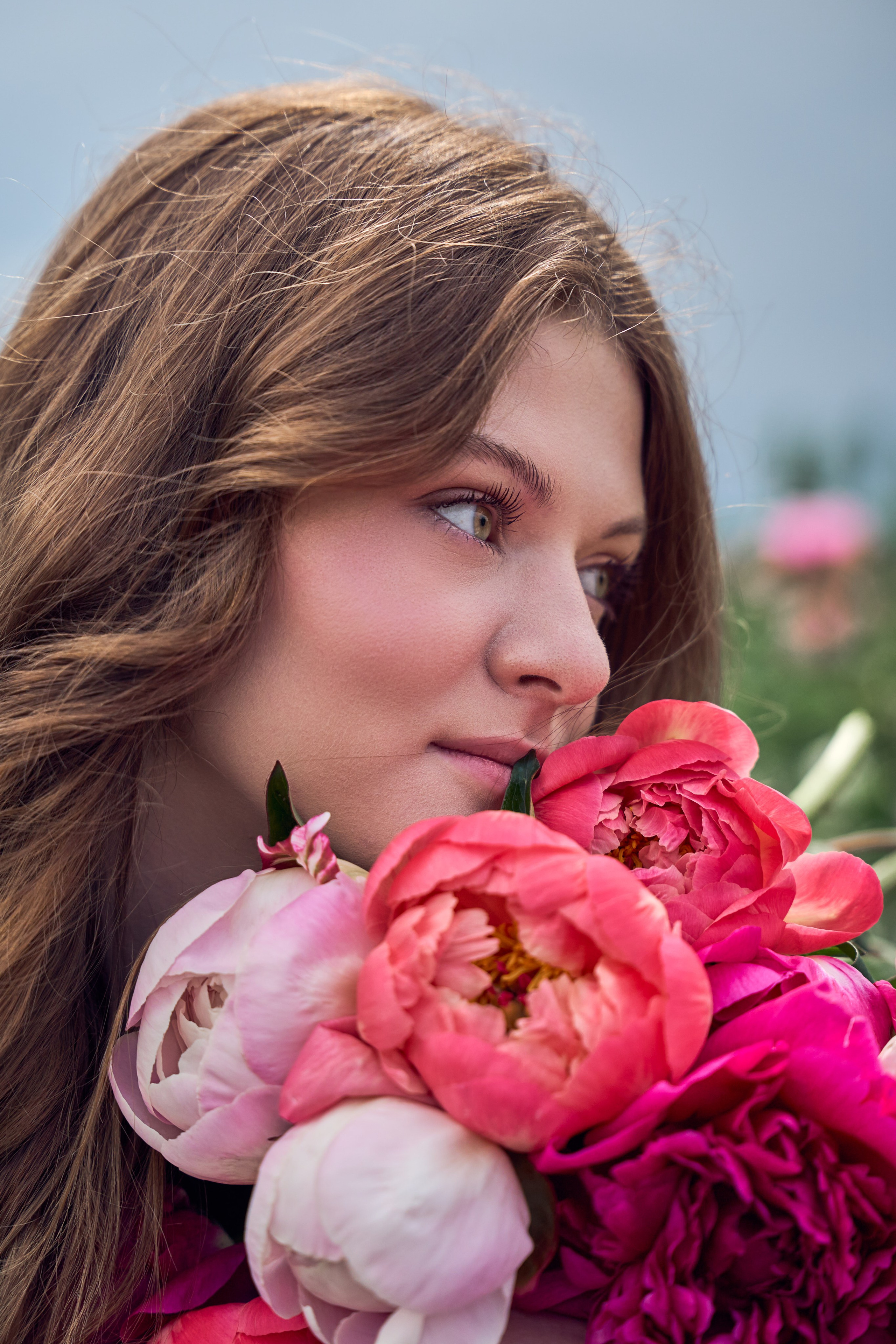 Сімейна фотосесія з піонами у Добропарку. Family photographer in Kiev Natalia Shkavron