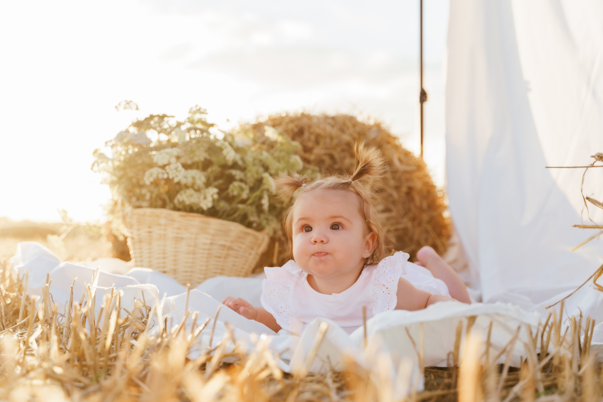 Фотосесія мама та доня в полі з тюками соломи. Сімейний фотограф Київ Наталія Шкаврон