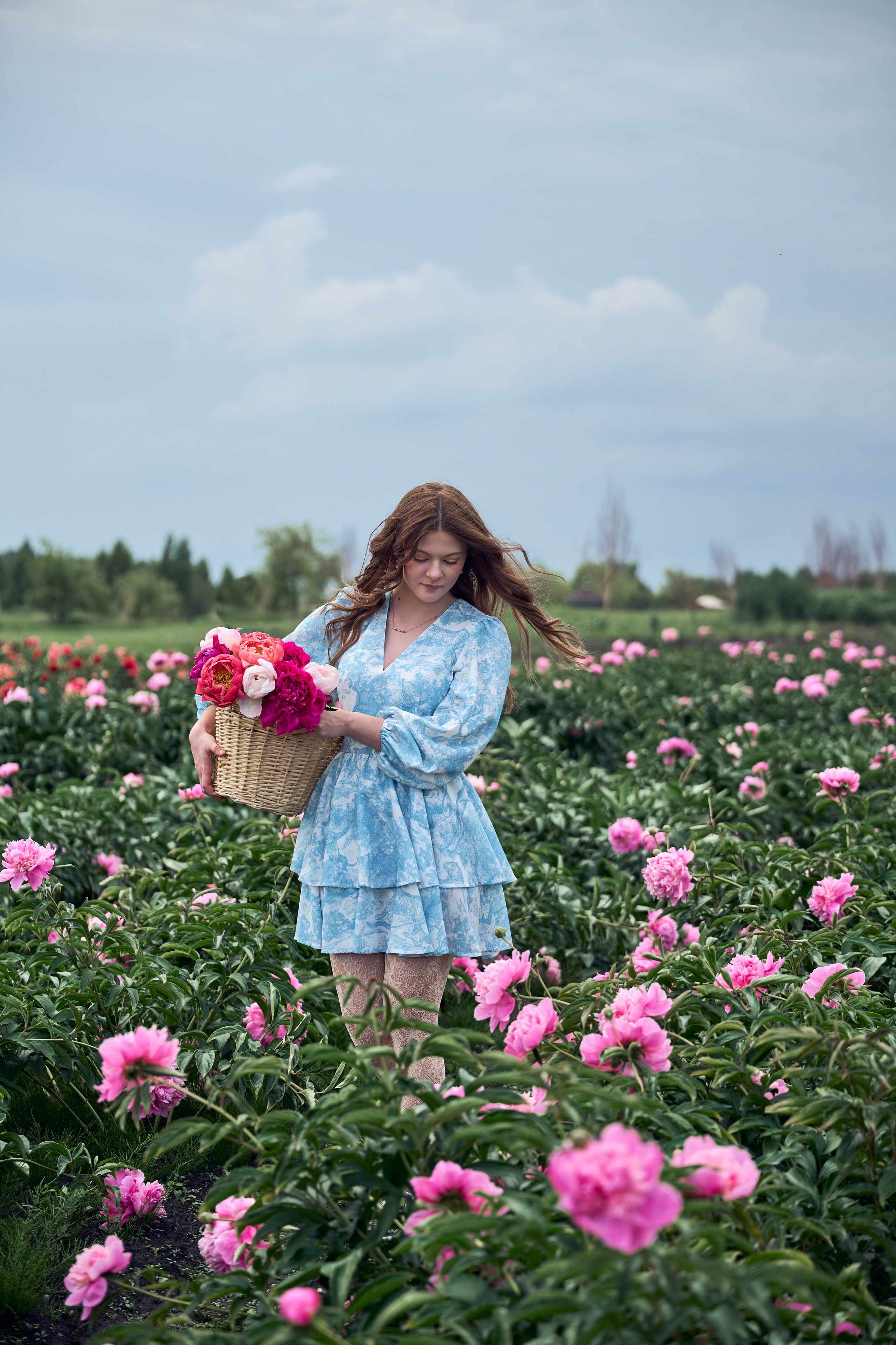 Сімейна фотосесія з піонами у Добропарку. Family photographer in Kiev Natalia Shkavron