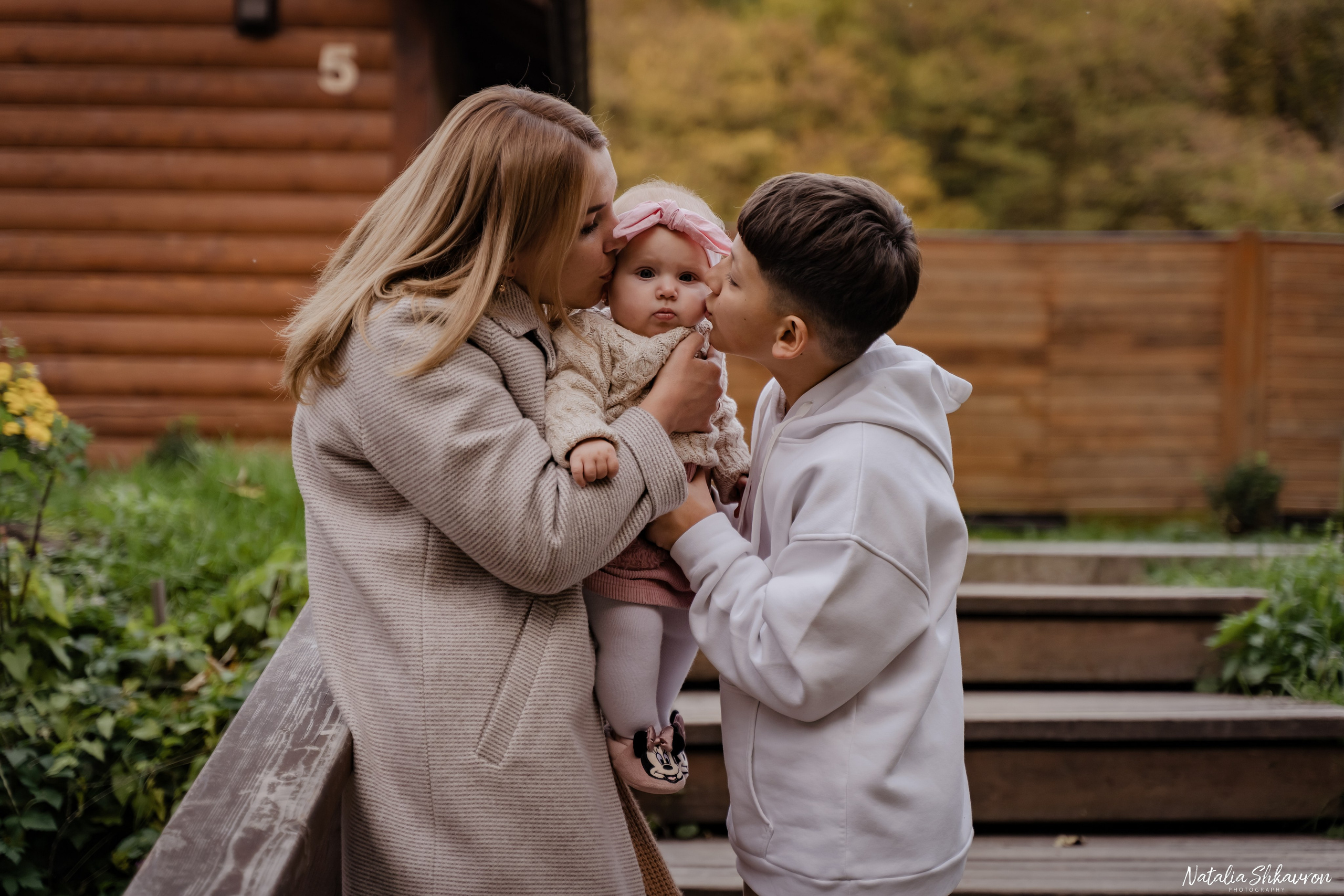 Сімейна фотосесія восени біля води. Family photographer in Kiev Natalia Shkavron