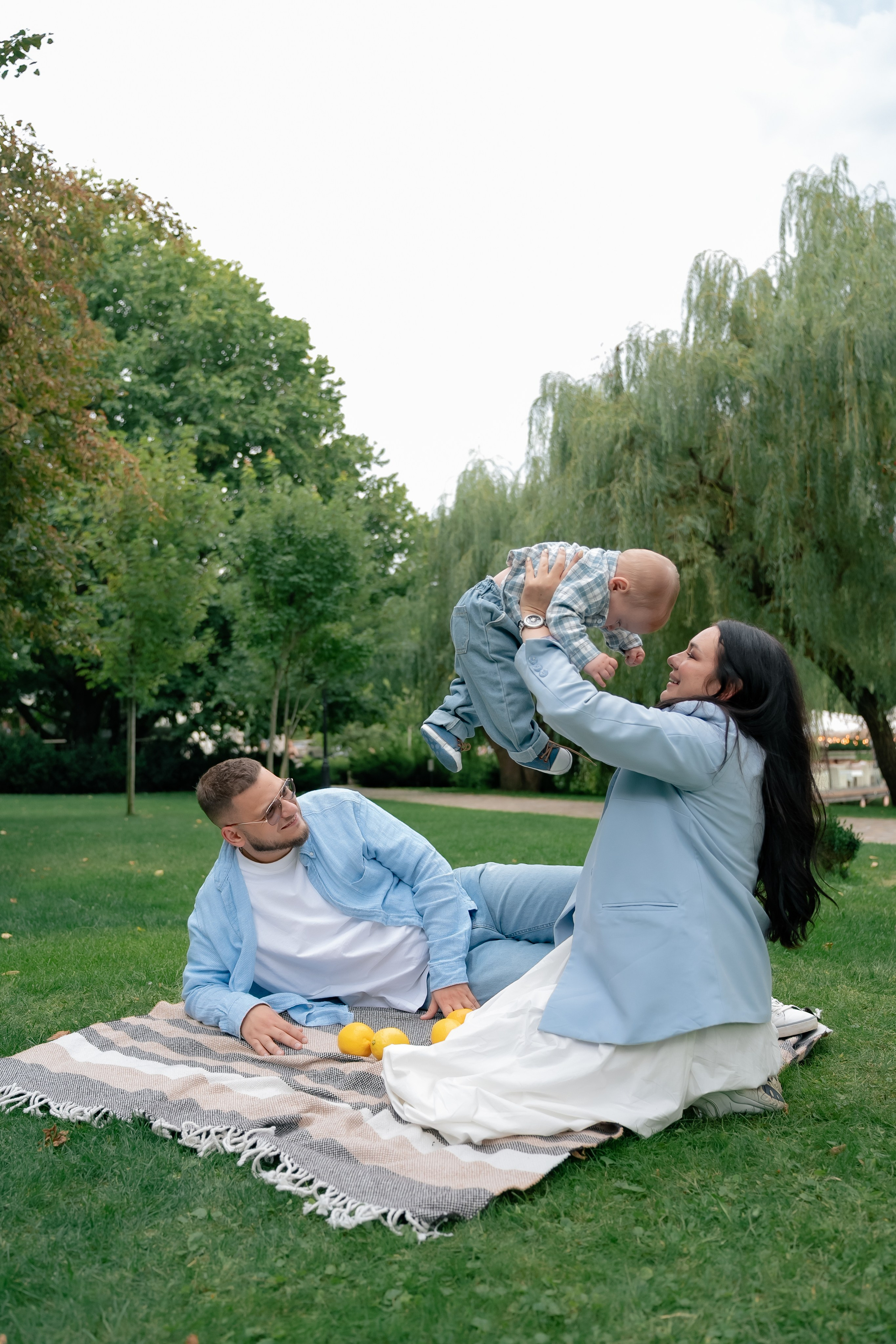 Сімейна фотосесія у парку Прага. Сімейний фотограф Київ Наталія Шкаврон