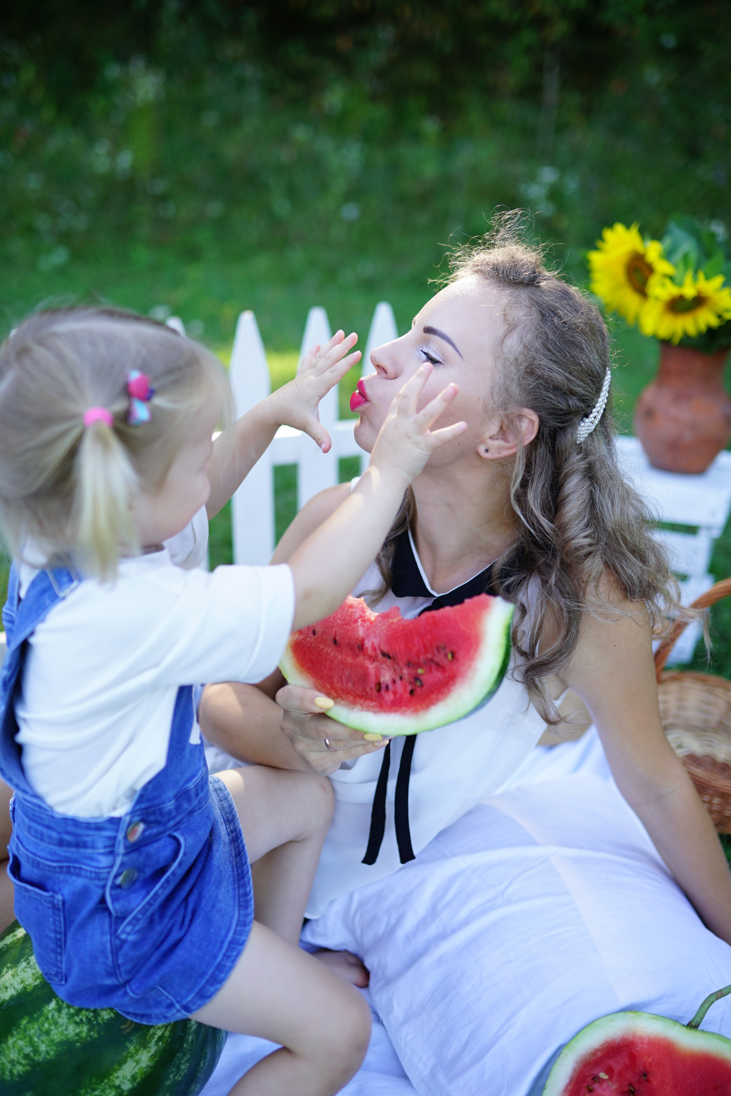 Сімейна фотосесія з кавунами. Family photographer in Kiev Natalia Shkavron
