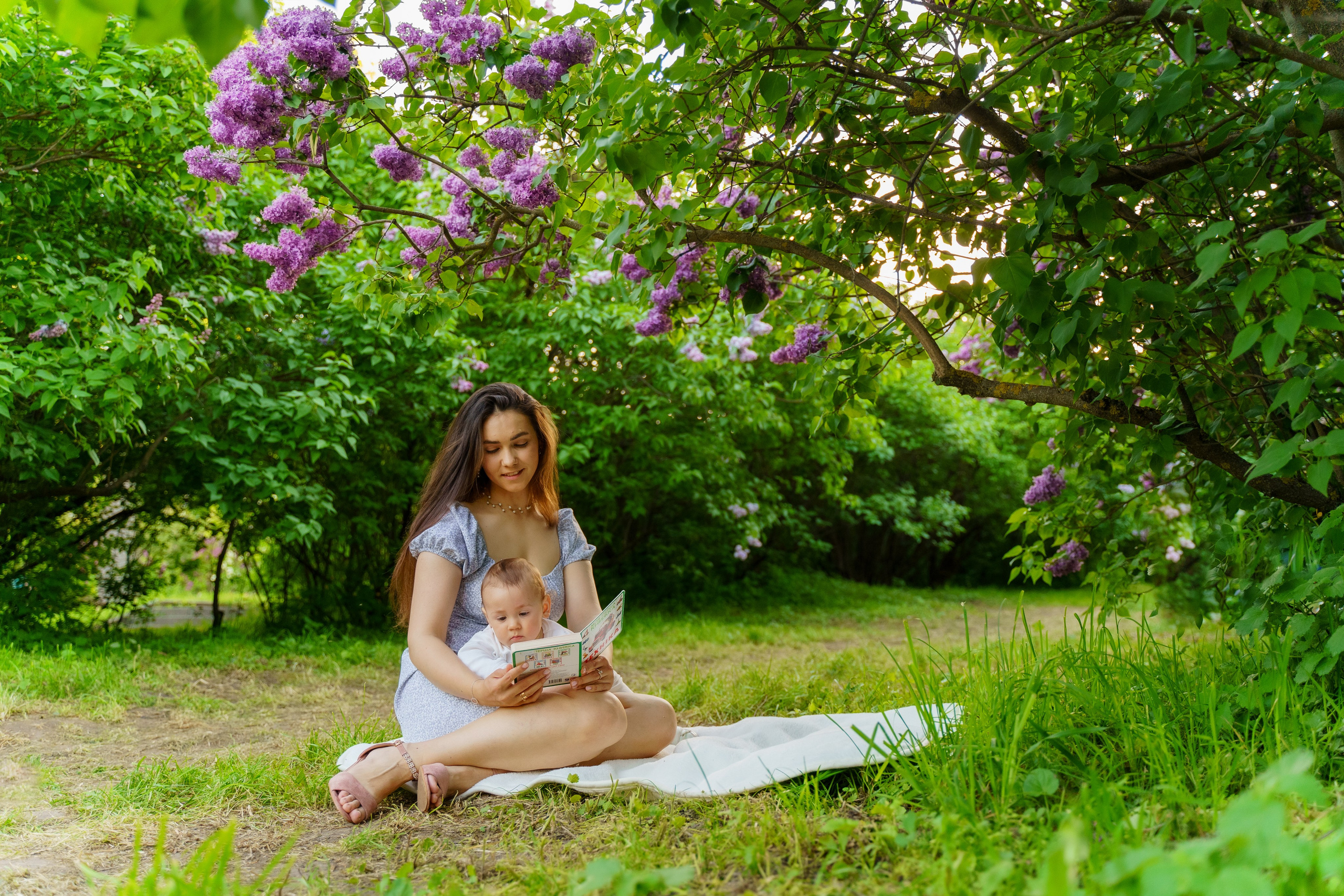 Сімейна фотосесія в бузку Київ. Сімейний фотограф Київ Наталія Шкаврон