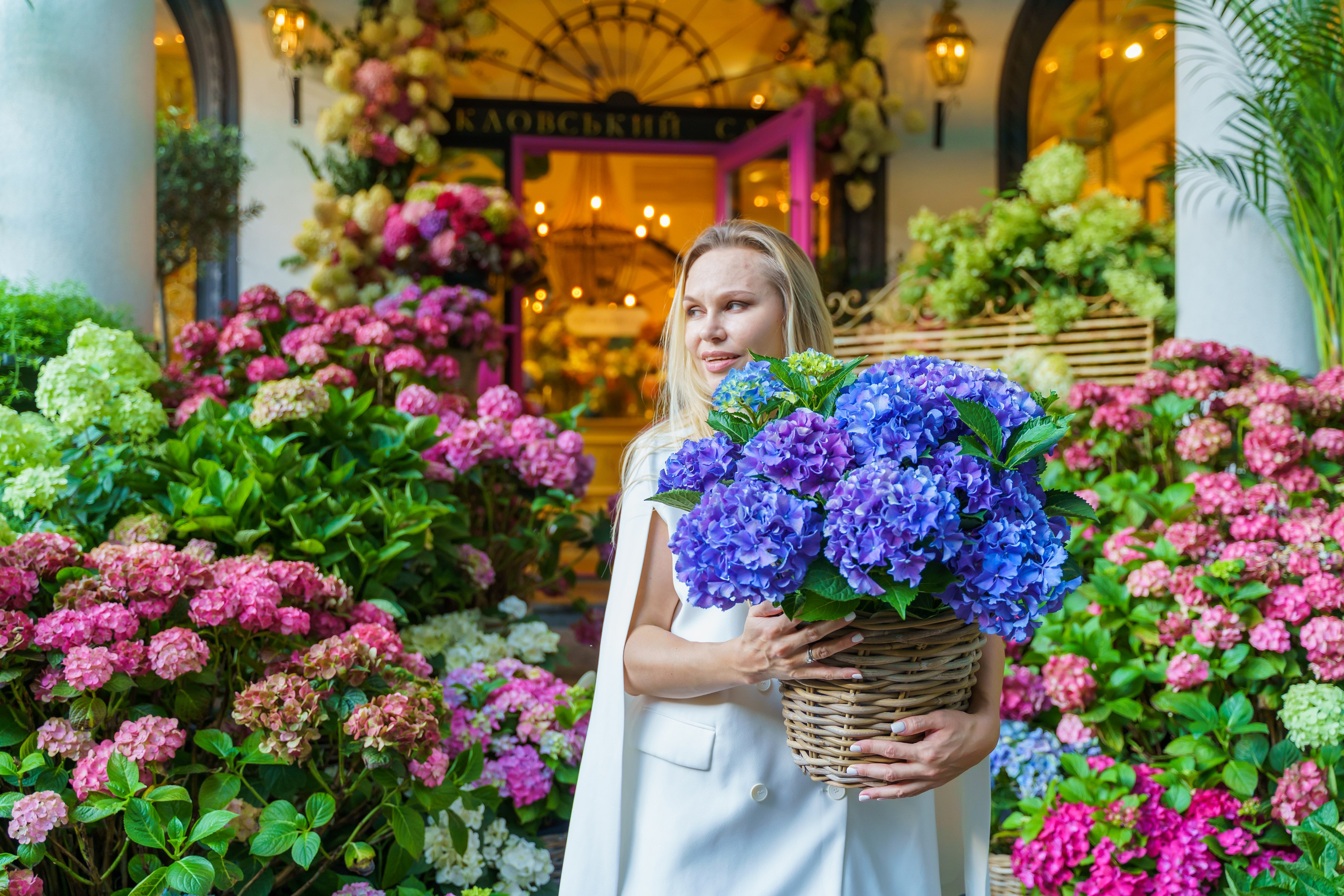 Сімейна фотосесія в гортензіях в Клов саду. Family photographer in Kiev Natalia Shkavron
