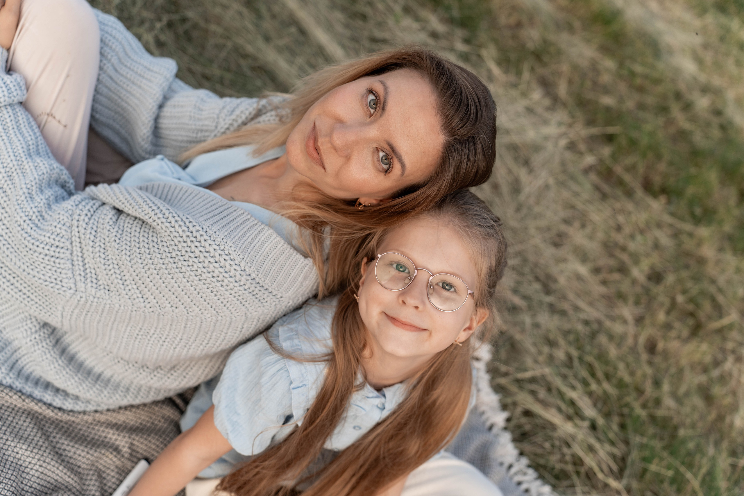 Сімейна фотосесія в Пирогово мами з двома донями. Сімейний фотограф Київ Наталія Шкаврон