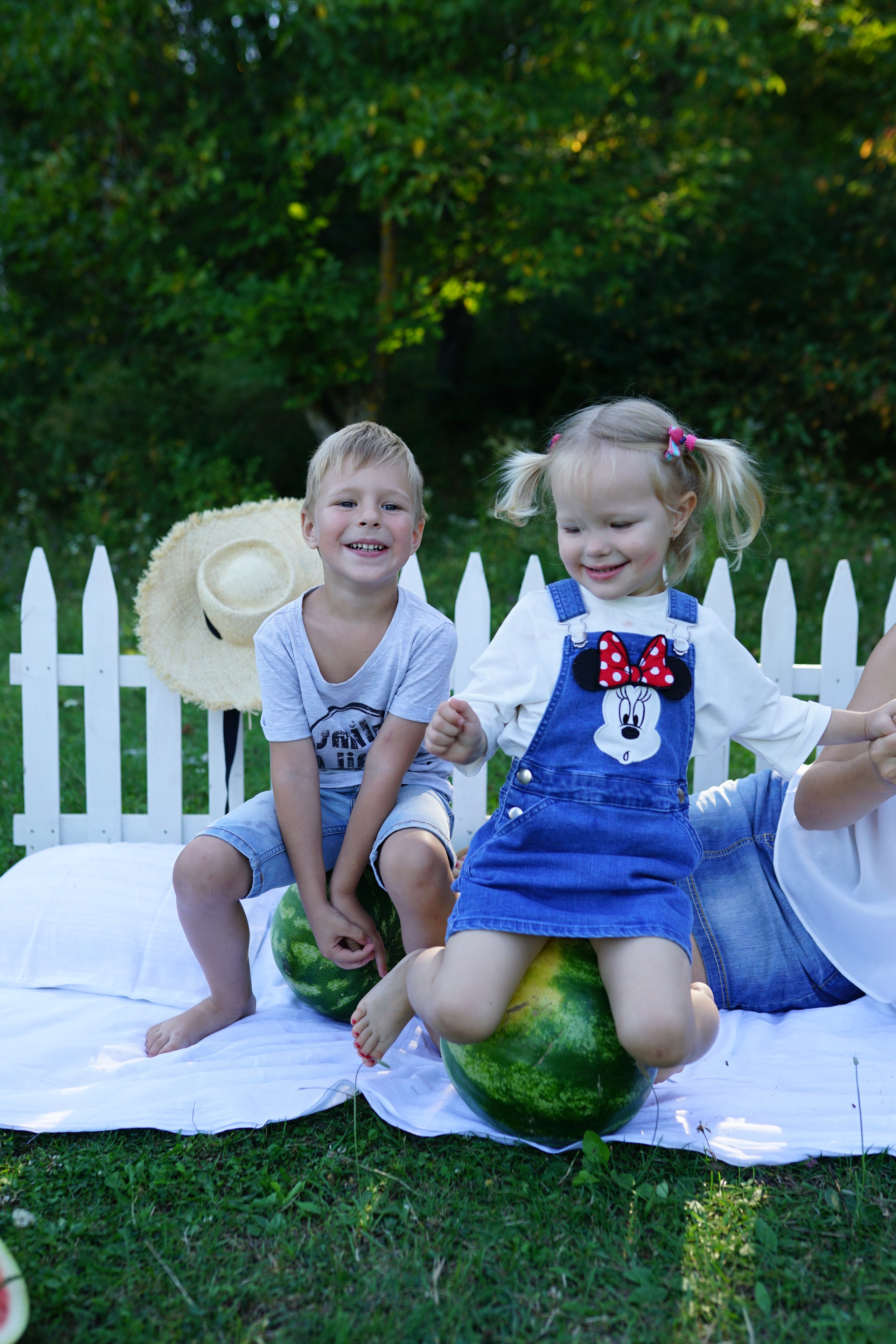 Сімейна фотосесія з кавунами. Family photographer in Kiev Natalia Shkavron
