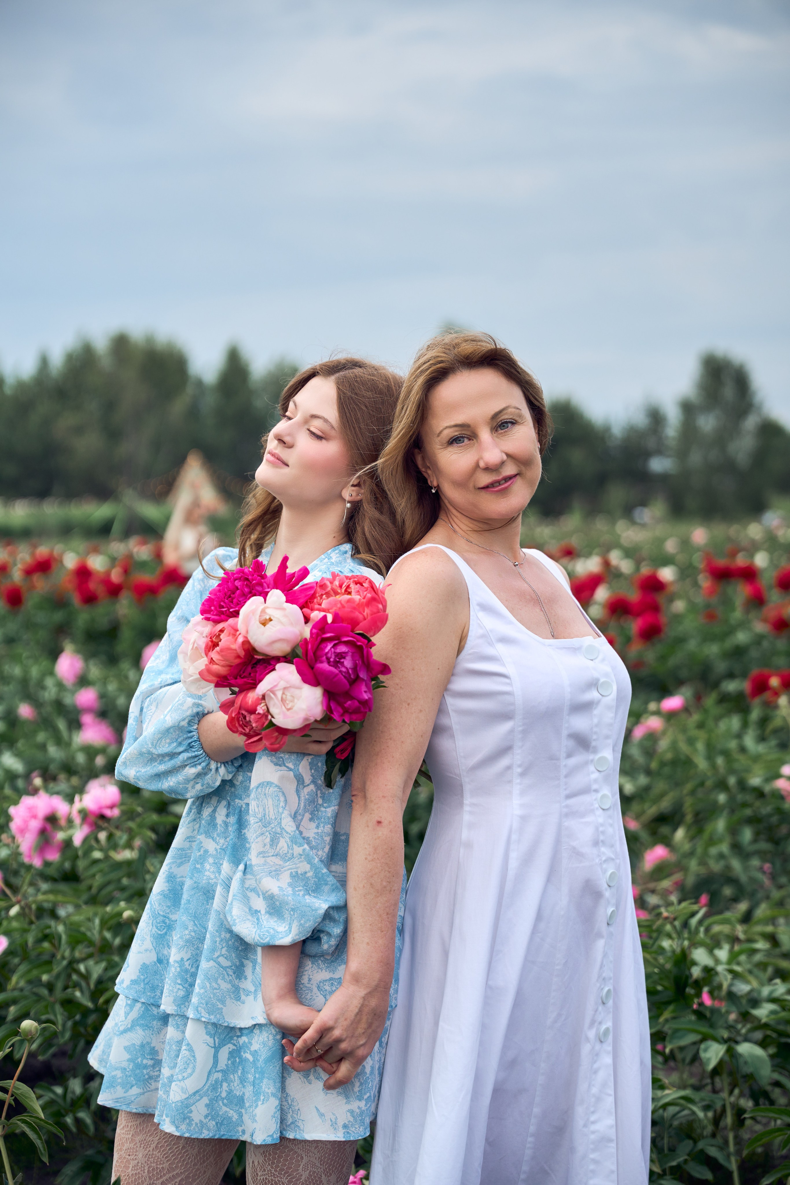 Сімейна фотосесія з піонами у Добропарку. Family photographer in Kiev Natalia Shkavron