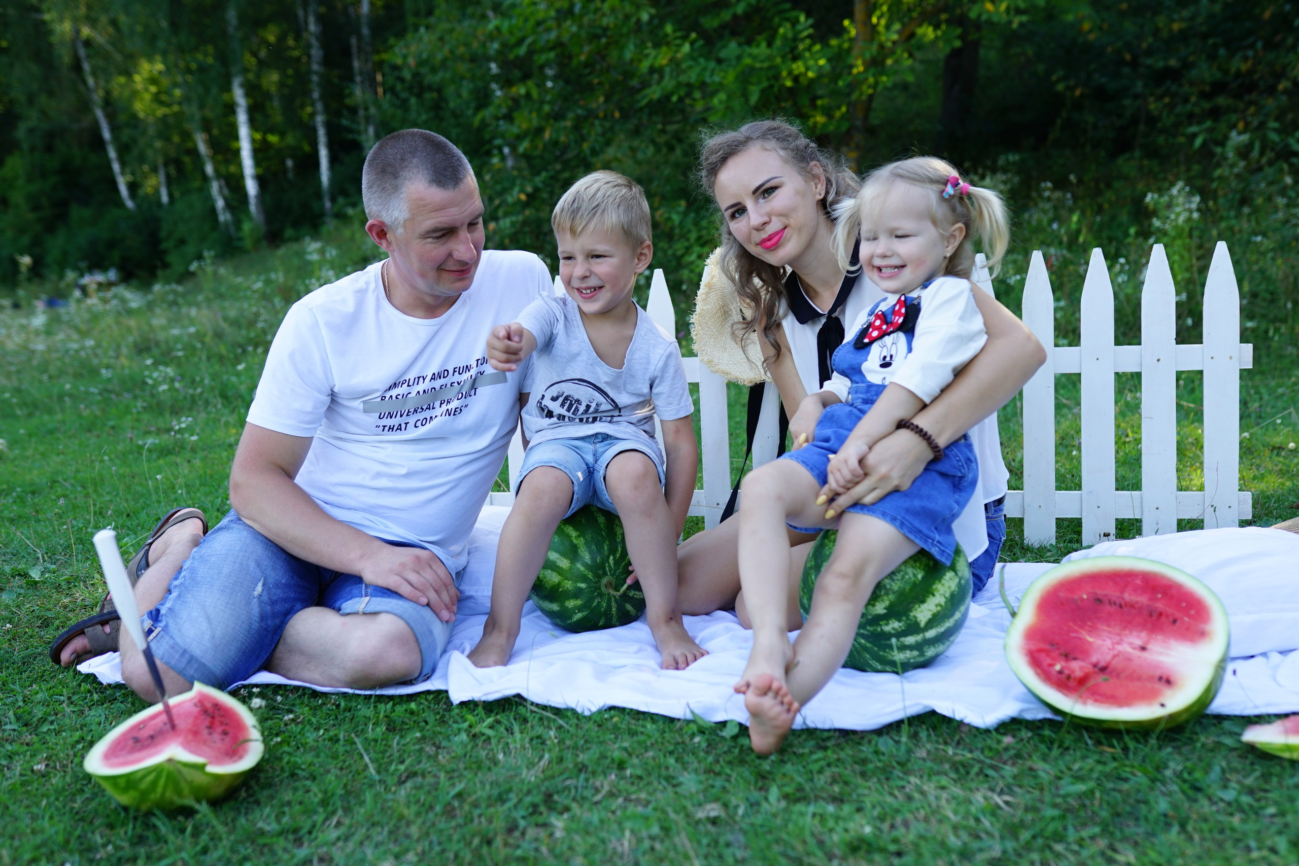 Сімейна фотосесія з кавунами. Family photographer in Kiev Natalia Shkavron