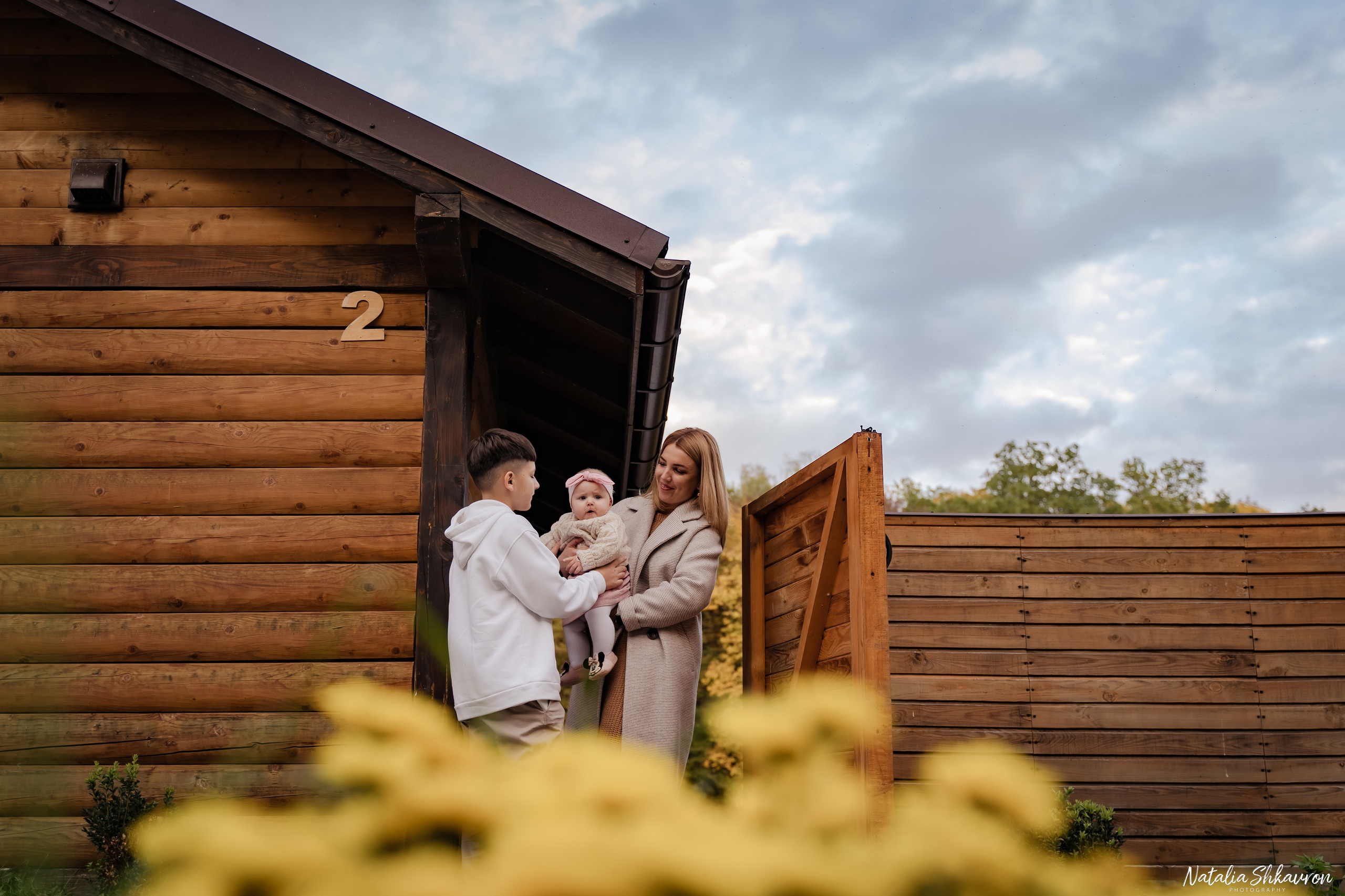 Сімейна фотосесія восени біля води. Family photographer in Kiev Natalia Shkavron