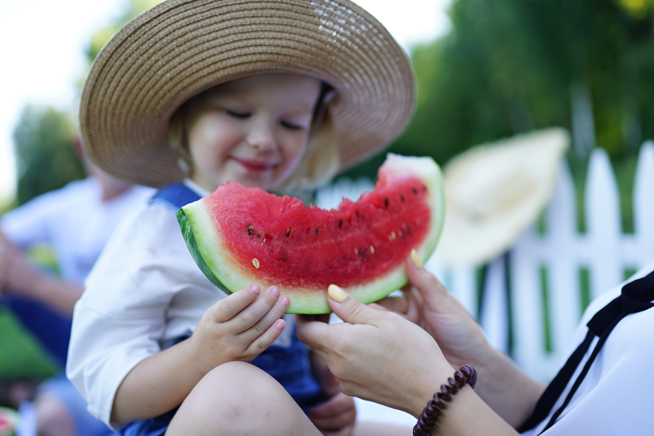 Сімейна фотосесія з кавунами. Family photographer in Kiev Natalia Shkavron
