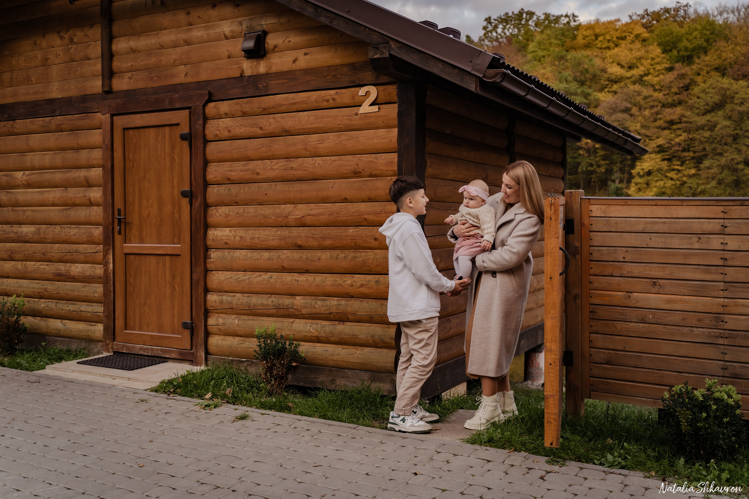 Сімейна фотосесія восени біля води. Family photographer in Kiev Natalia Shkavron