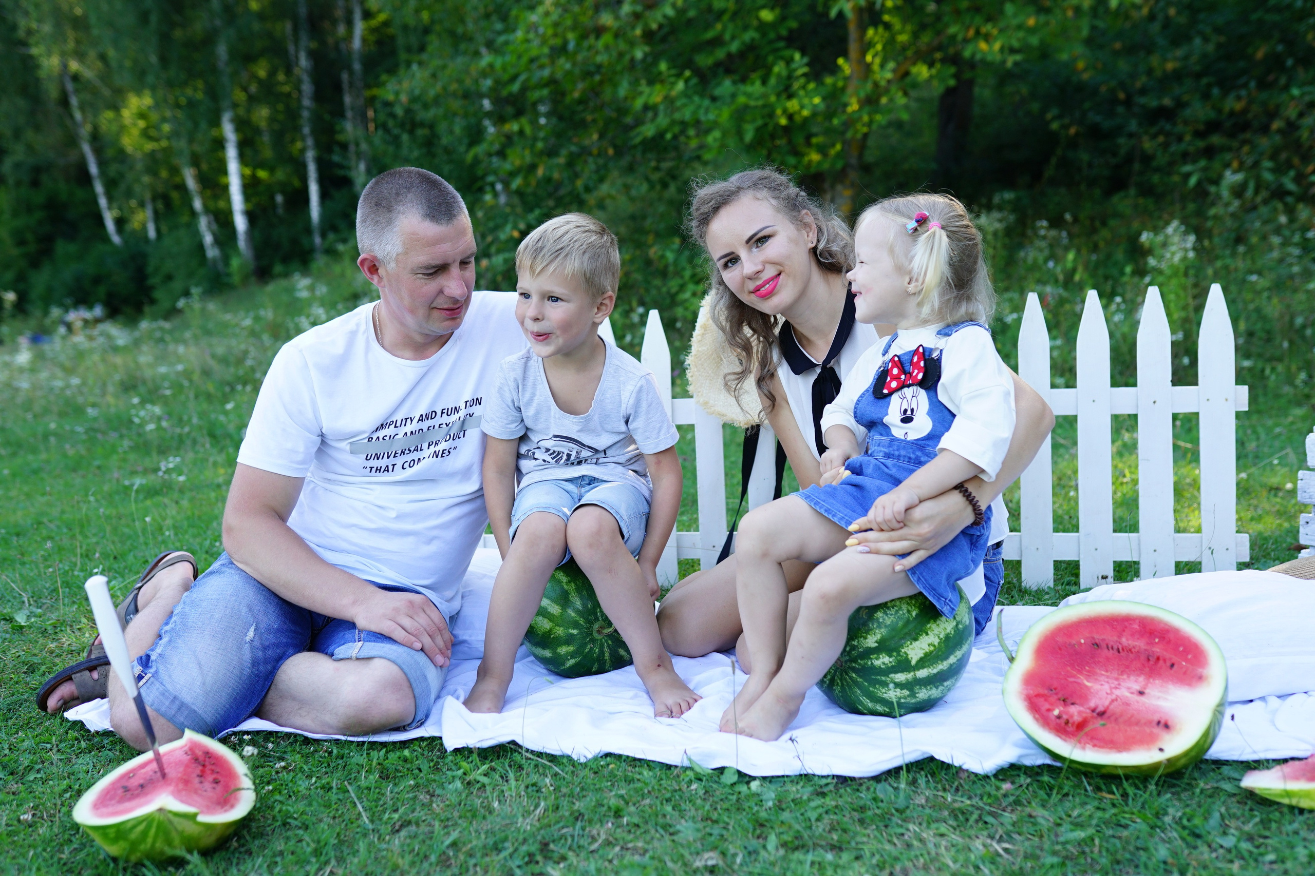 Сімейна фотосесія з кавунами. Family photographer in Kiev Natalia Shkavron