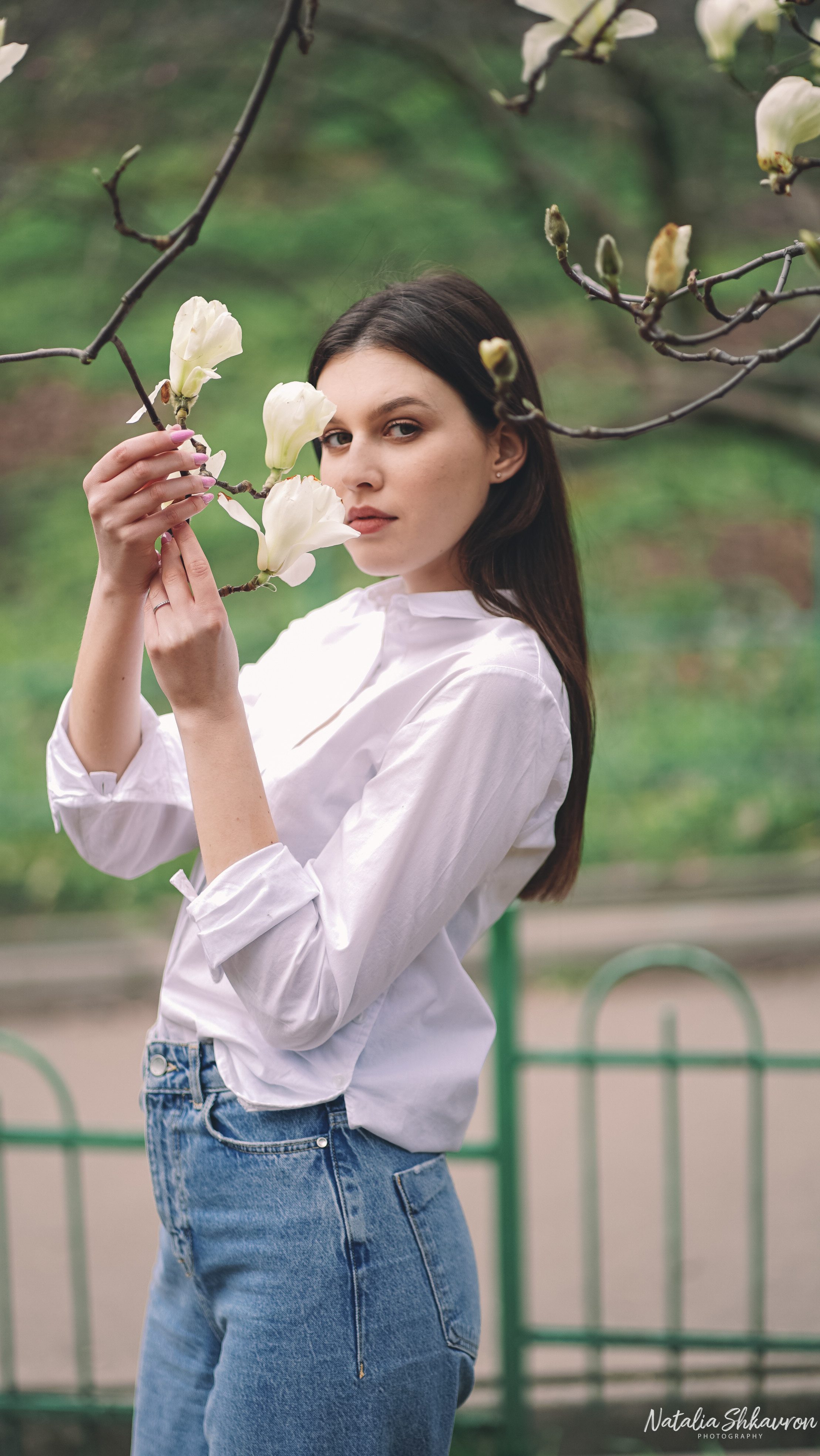 Весняна фотосесія в магноліях. Сімейний фотограф Київ Наталія Шкаврон
