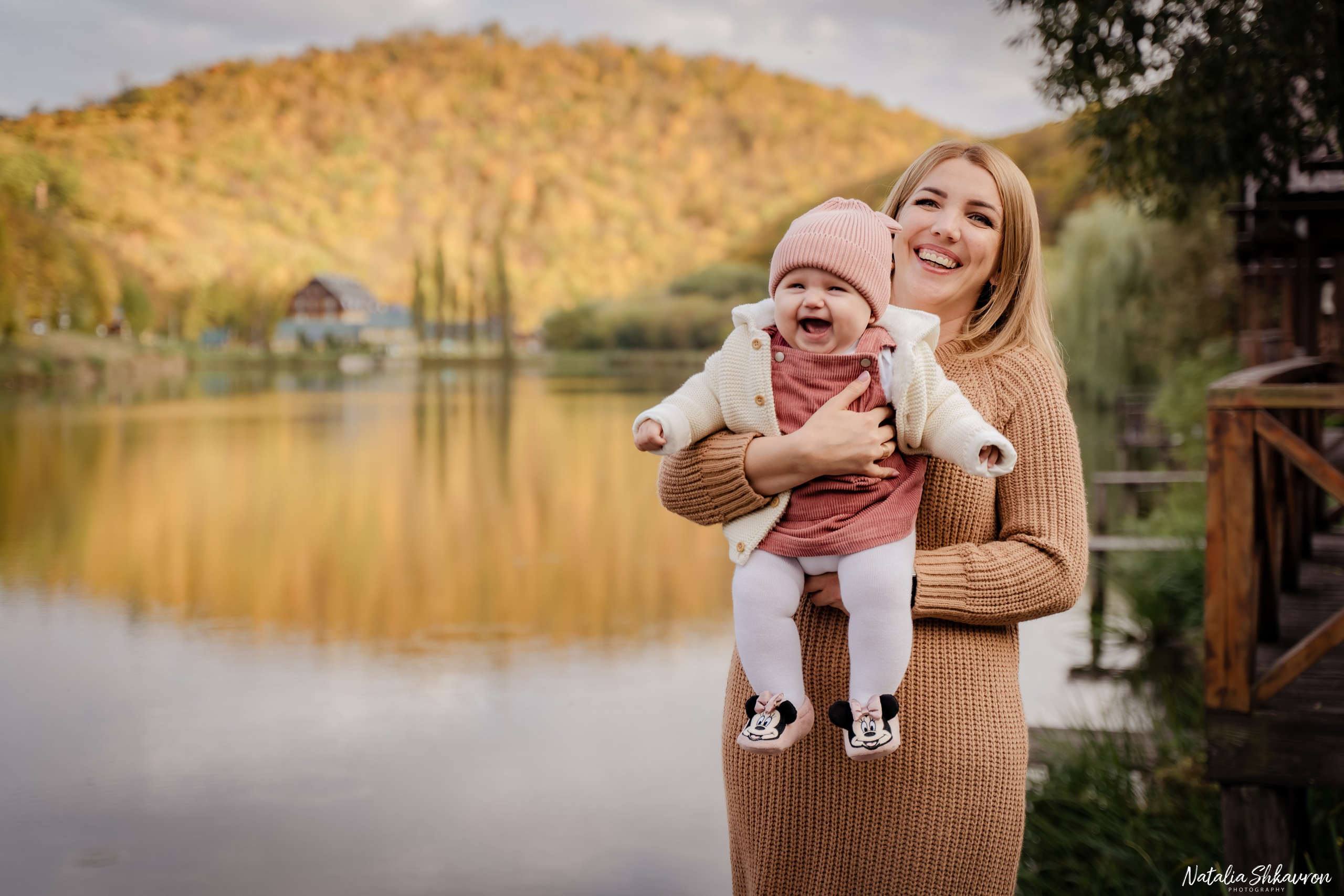 Сімейна фотосесія восени біля води. Family photographer in Kiev Natalia Shkavron