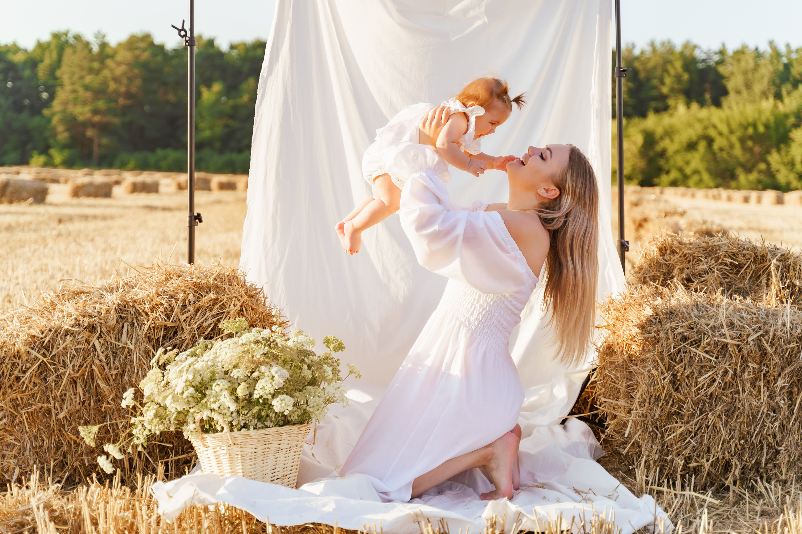 Фотосесія мама та доня в полі з тюками соломи. Сімейний фотограф Київ Наталія Шкаврон