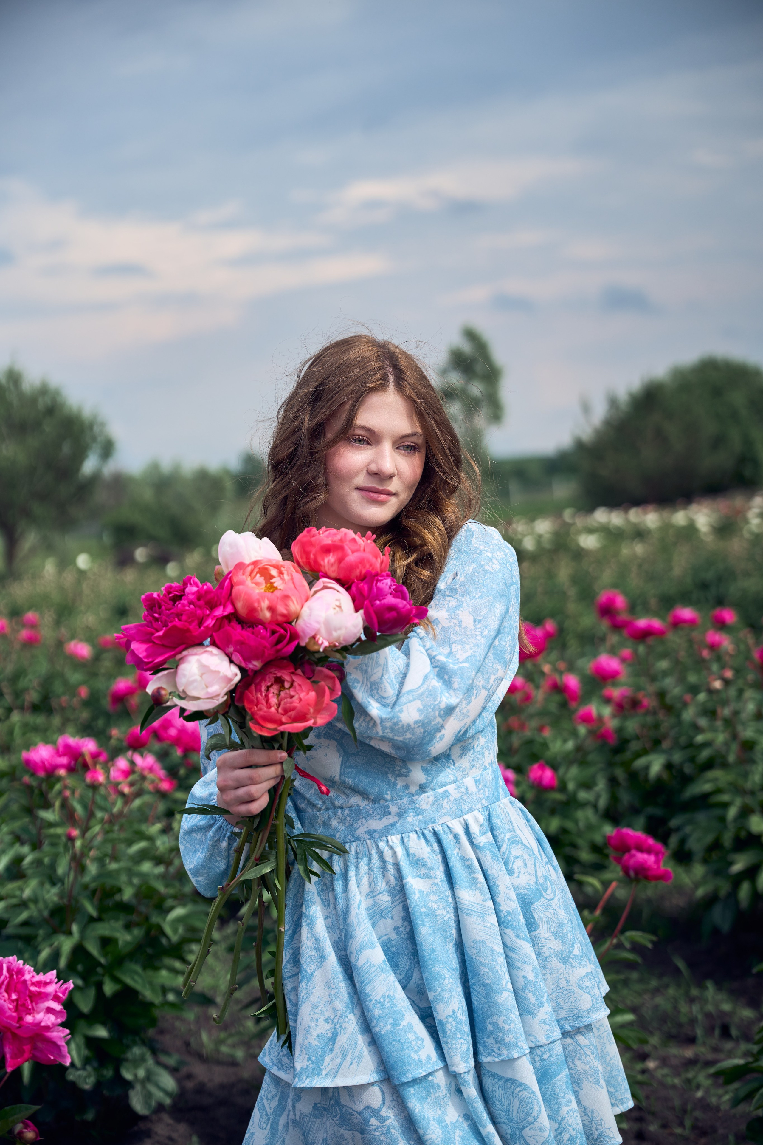 Сімейна фотосесія з піонами у Добропарку. Family photographer in Kiev Natalia Shkavron