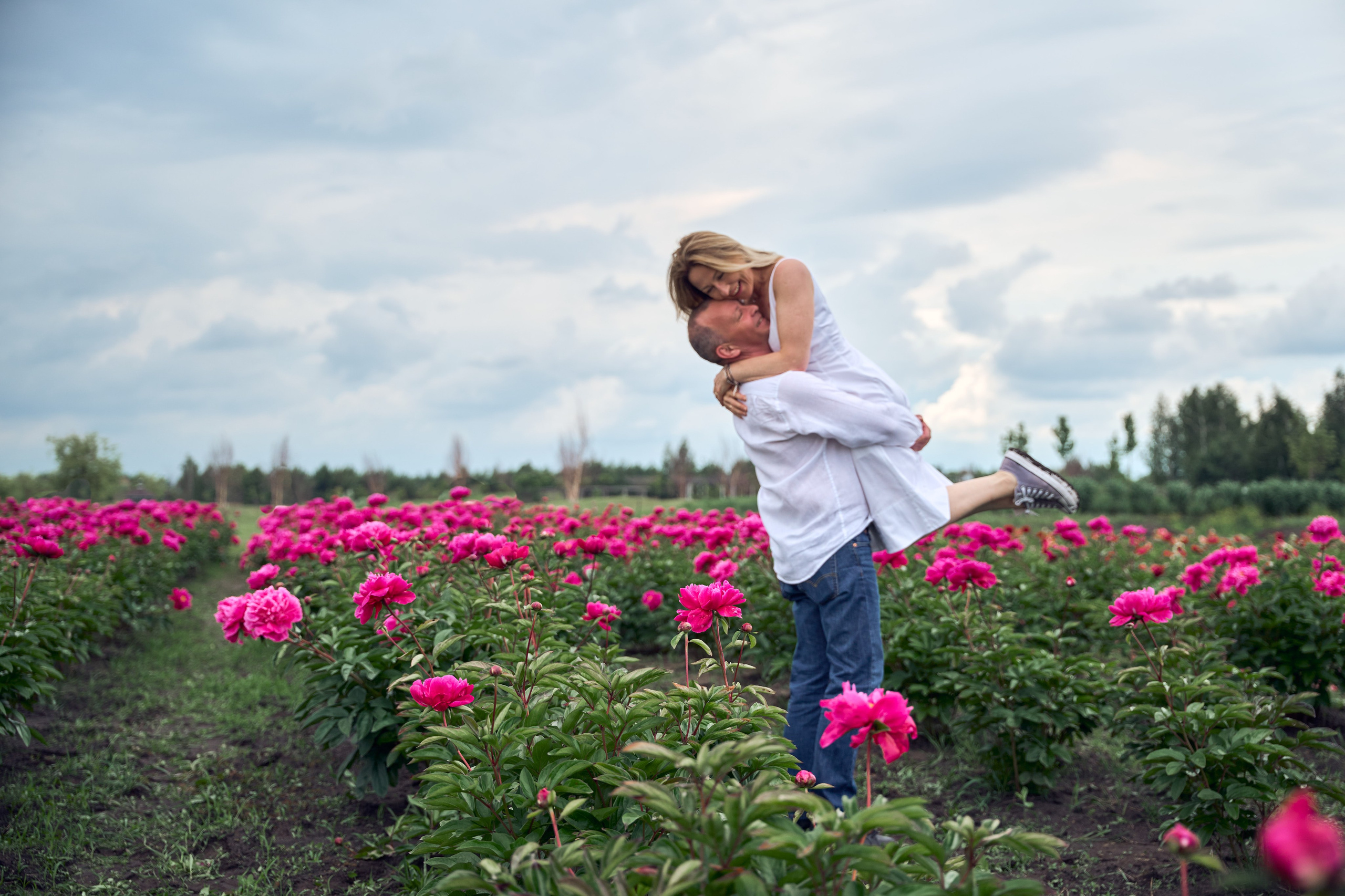 Сімейна фотосесія з піонами у Добропарку. Family photographer in Kiev Natalia Shkavron