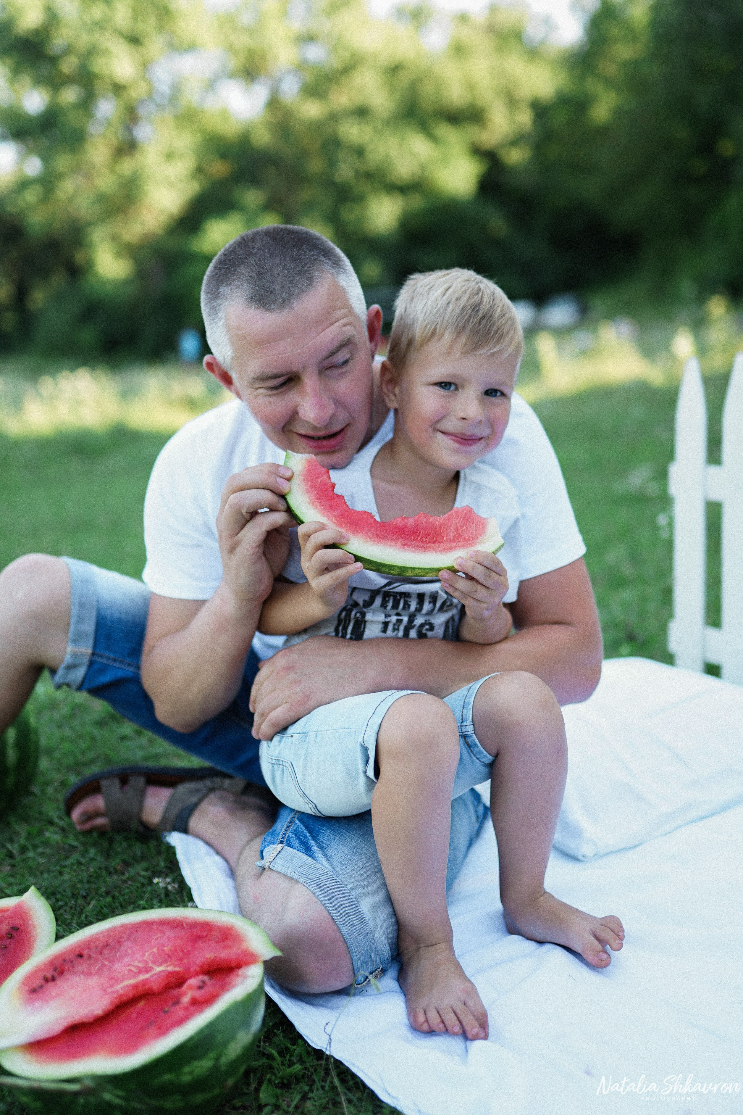 Сімейна фотосесія з кавунами. Family photographer in Kiev Natalia Shkavron