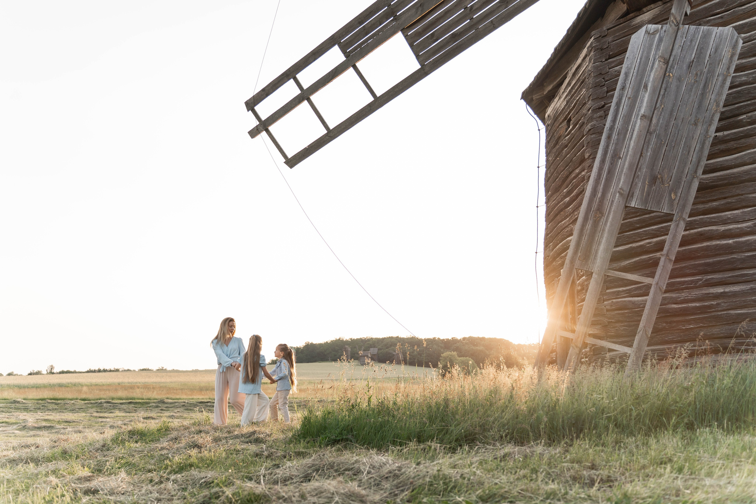 Сімейна фотосесія в Пирогово мами з двома донями. Сімейний фотограф Київ Наталія Шкаврон