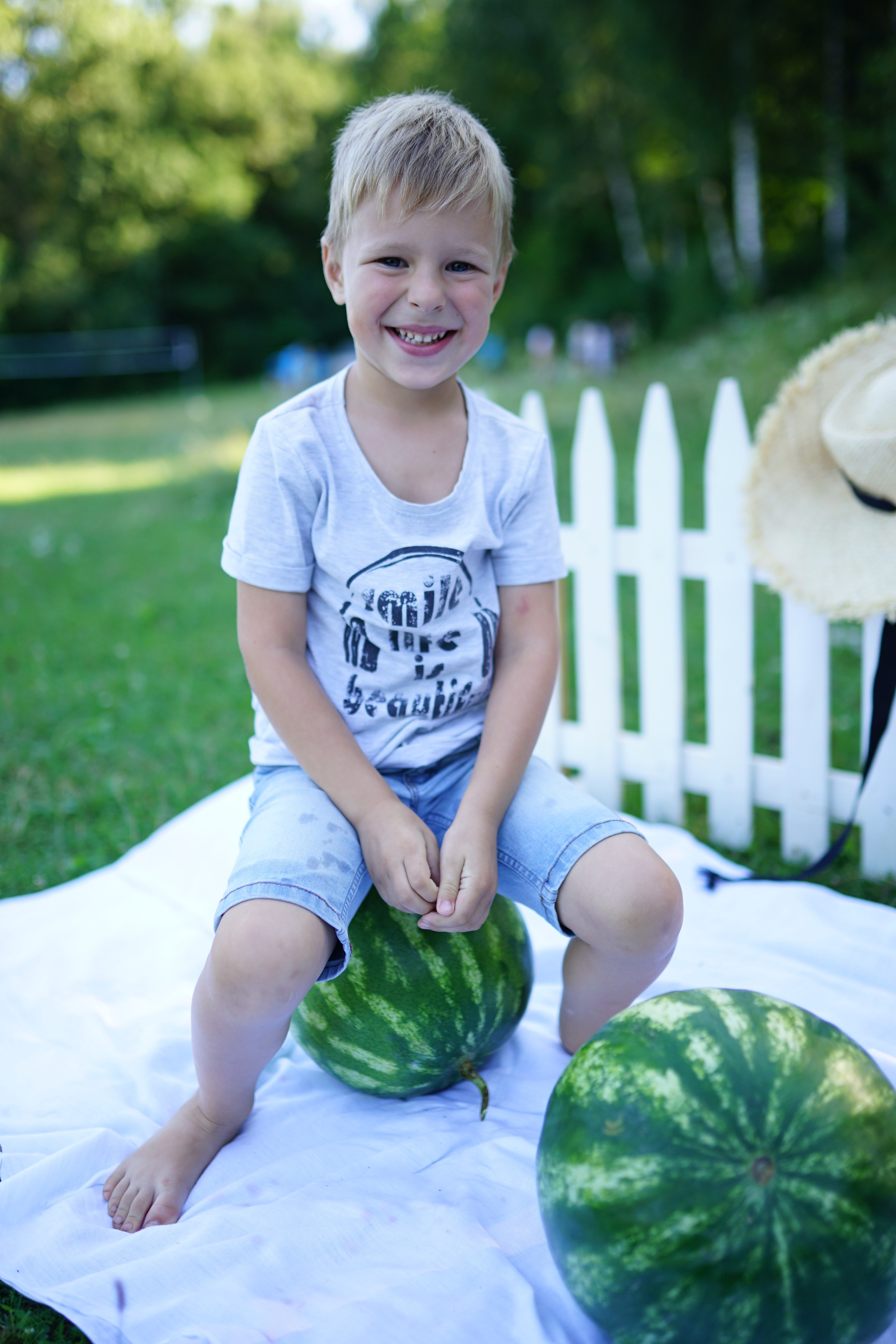Сімейна фотосесія з кавунами. Family photographer in Kiev Natalia Shkavron