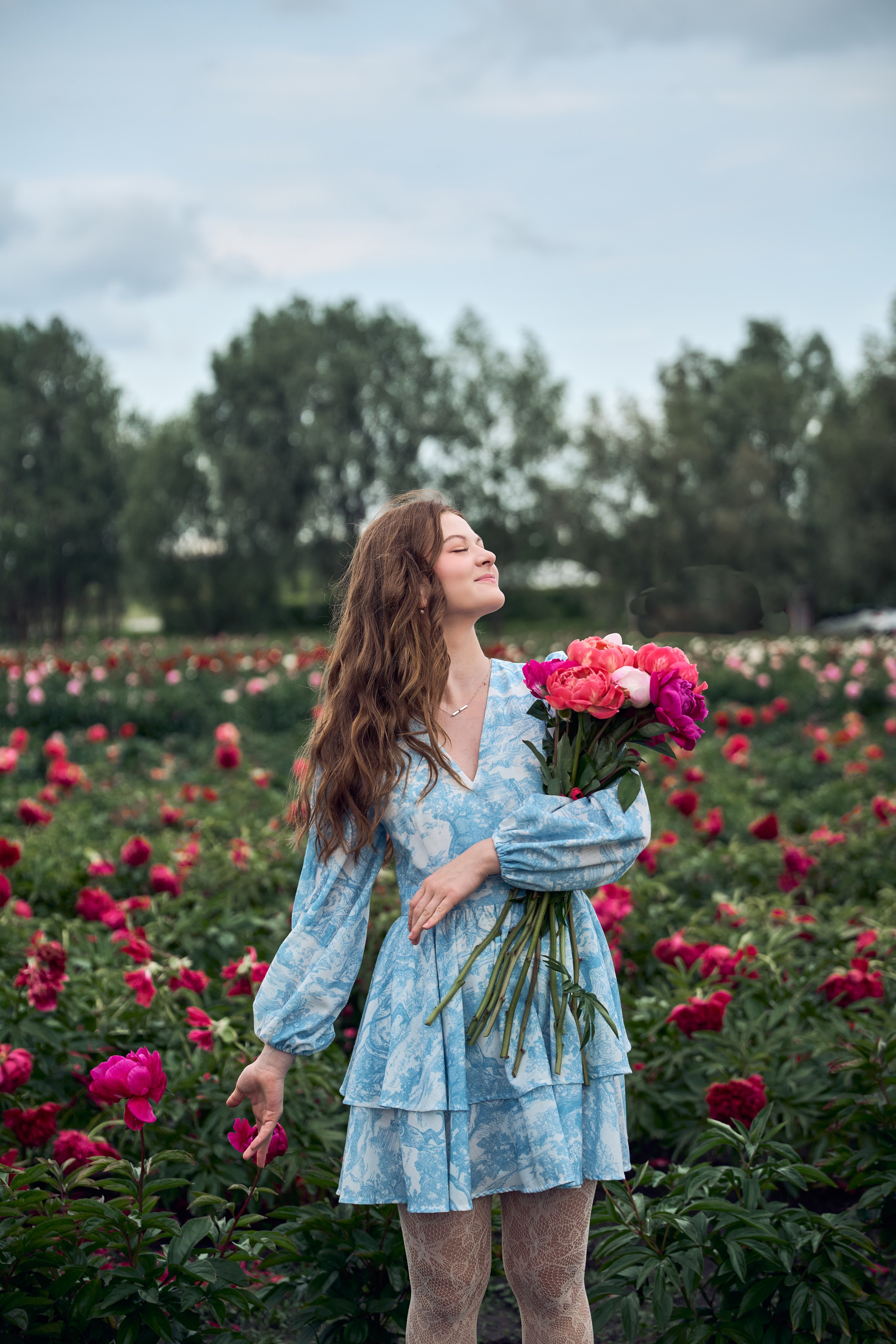 Сімейна фотосесія з піонами у Добропарку. Family photographer in Kiev Natalia Shkavron