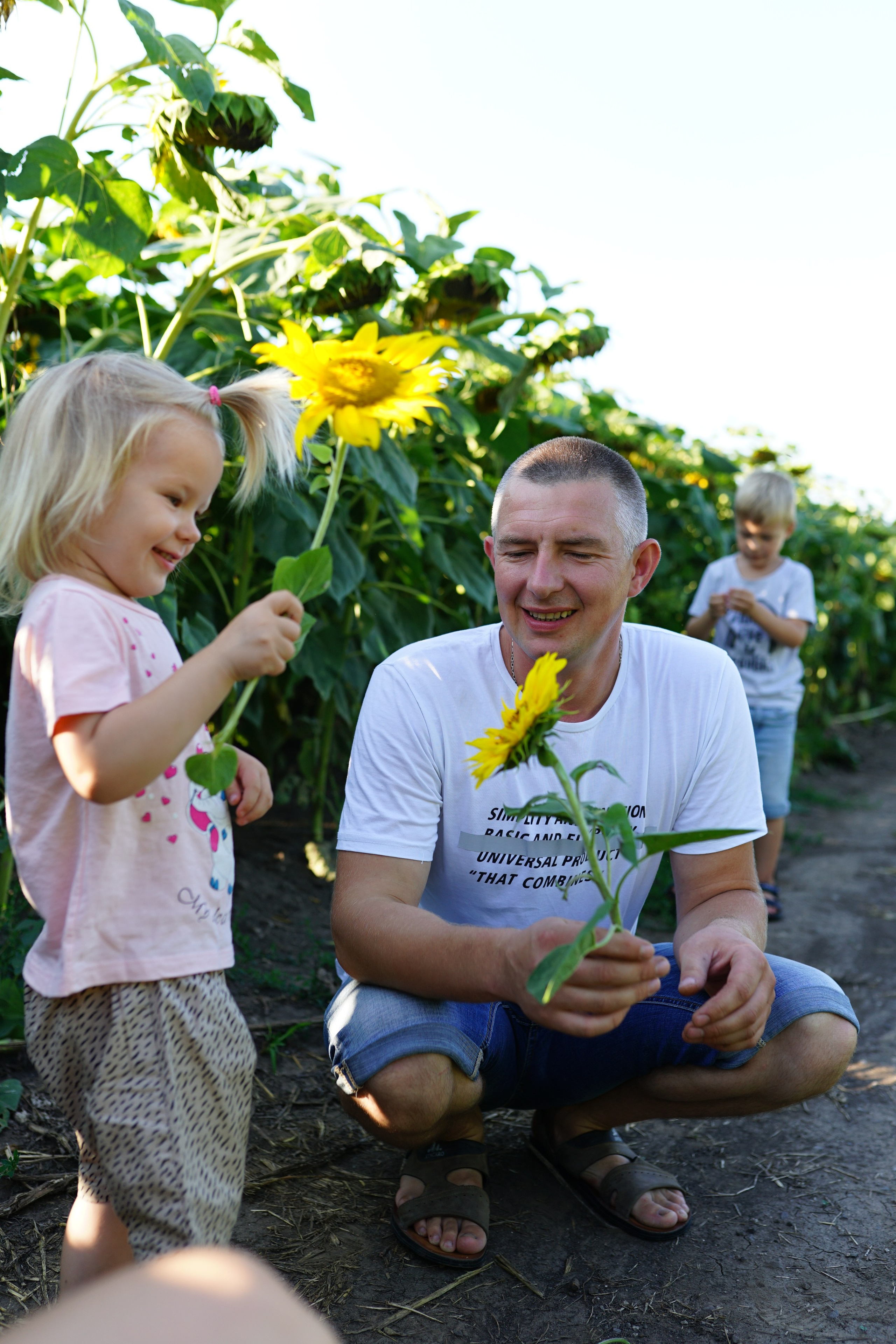 Сімейна фотосесія з кавунами. Family photographer in Kiev Natalia Shkavron