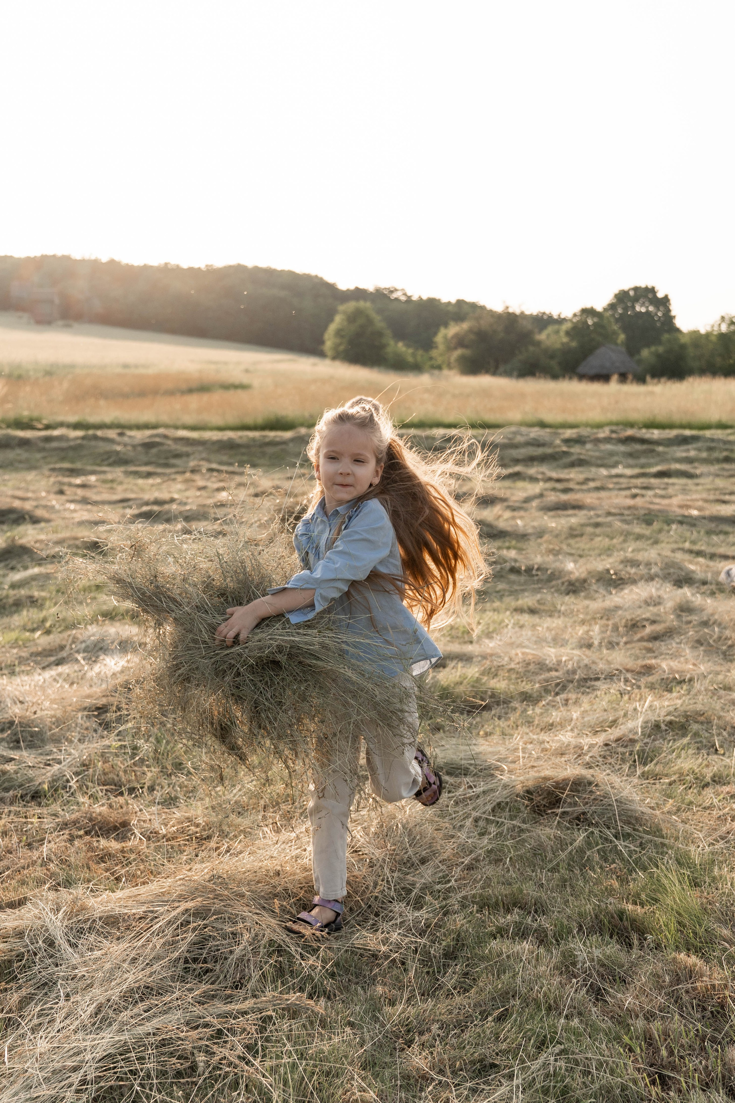 Сімейна фотосесія в Пирогово мами з двома донями. Сімейний фотограф Київ Наталія Шкаврон