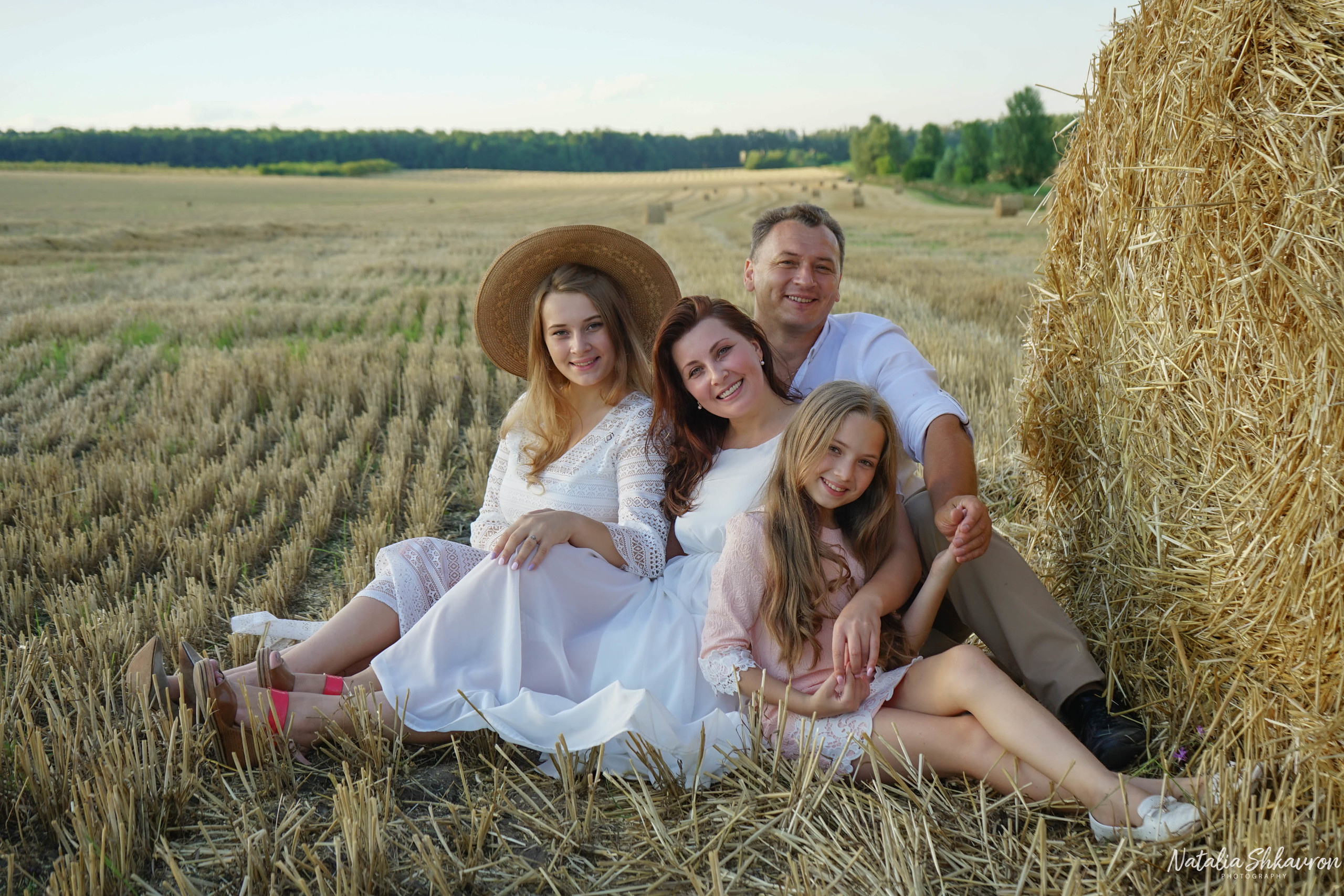 Сімейна фотосесія в полі з рулонами соломи. Сімейний фотограф Київ Наталія Шкаврон