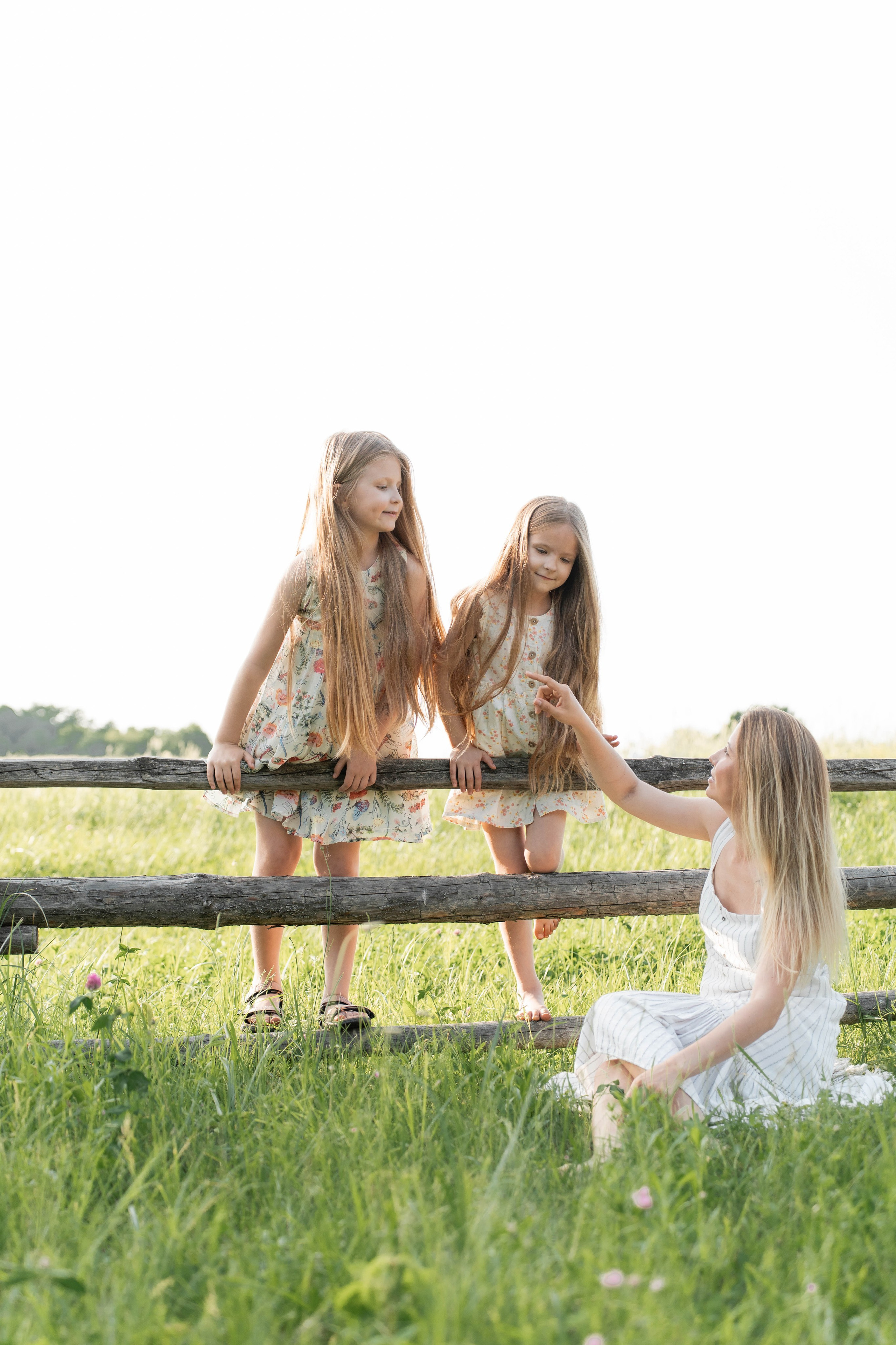 Сімейна фотосесія в Пирогово мами з двома донями. Сімейний фотограф Київ Наталія Шкаврон