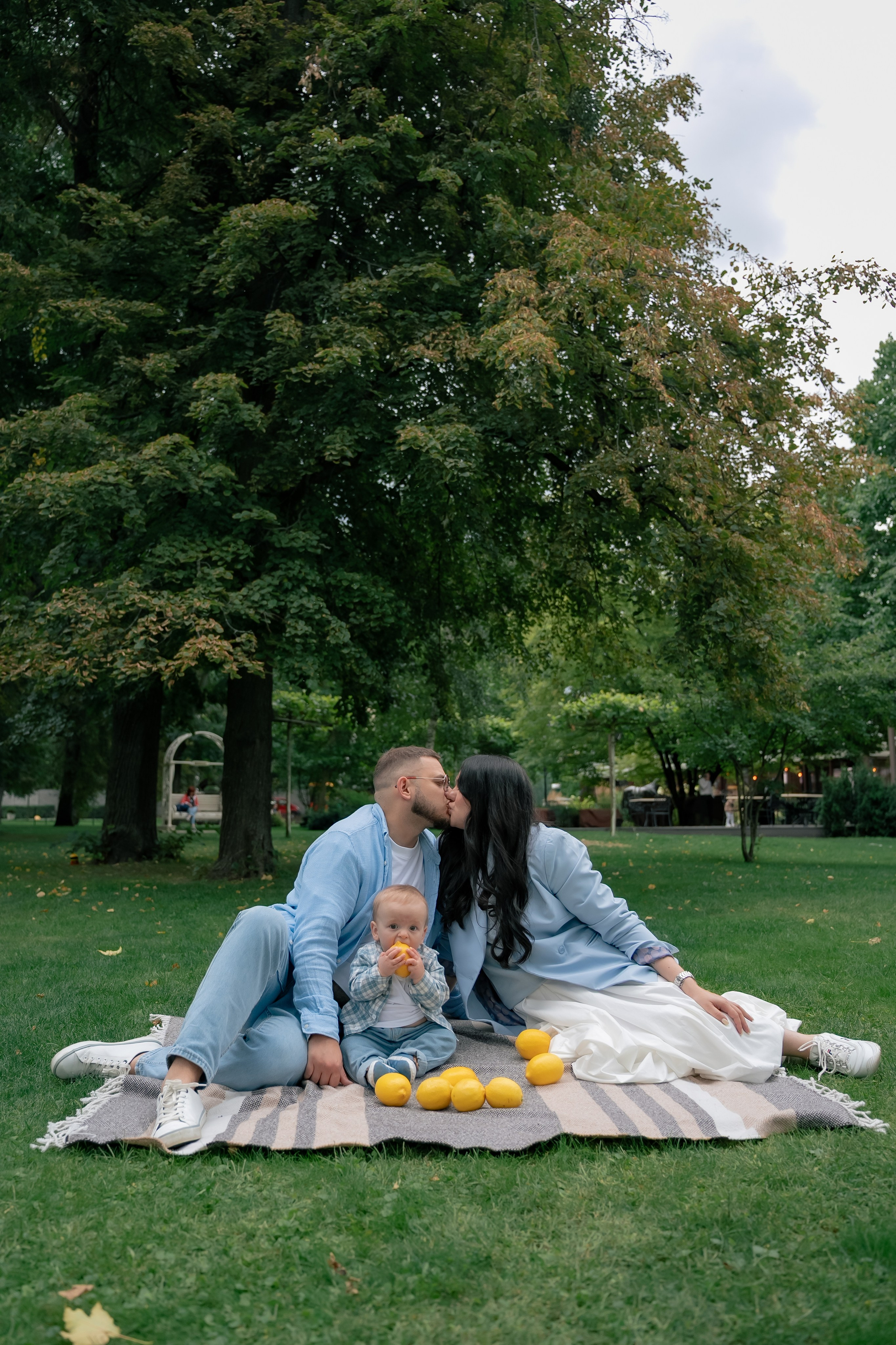 Сімейна фотосесія у парку Прага. Сімейний фотограф Київ Наталія Шкаврон