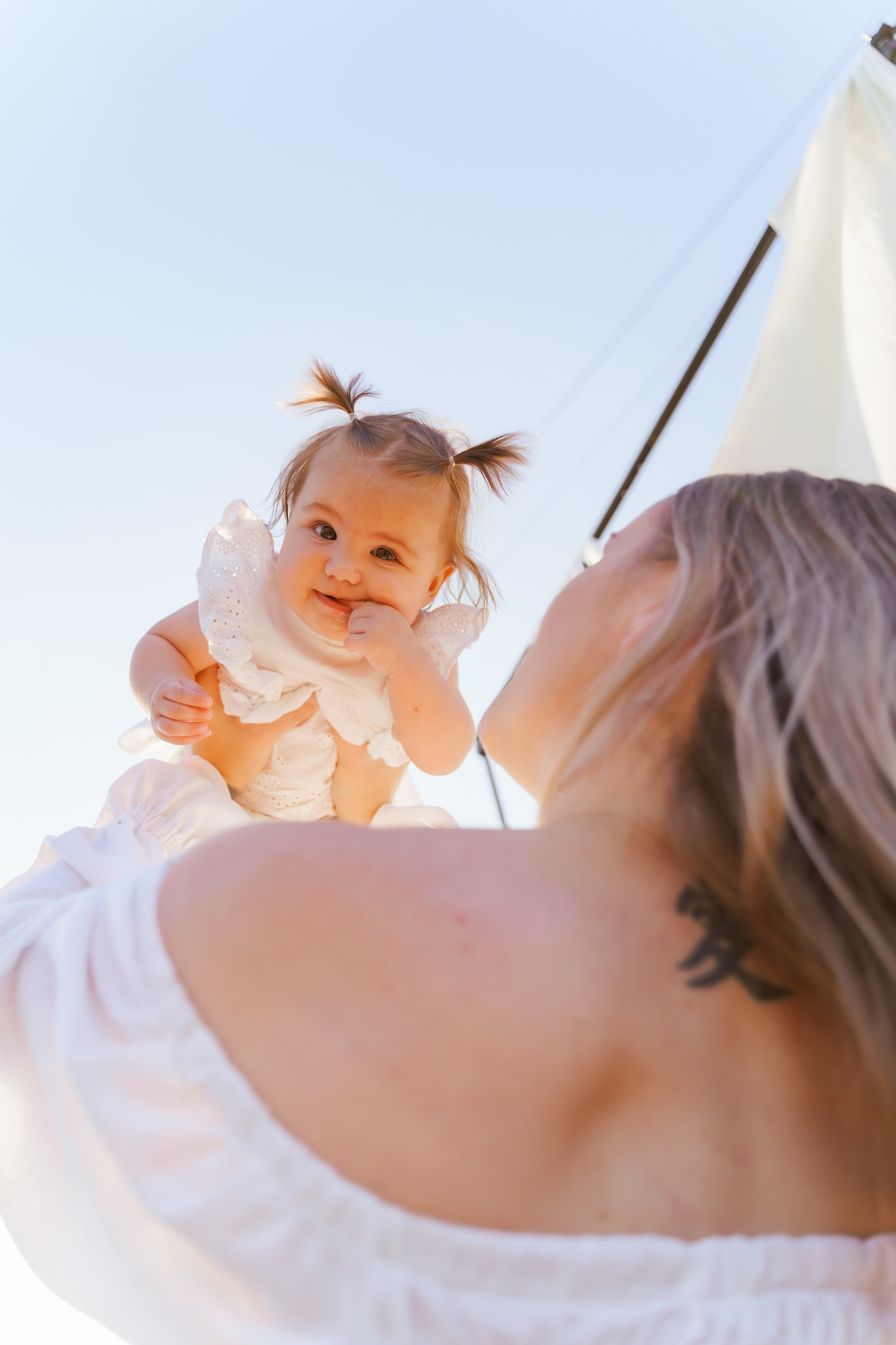 Фотосесія мама та доня в полі з тюками соломи. Сімейний фотограф Київ Наталія Шкаврон