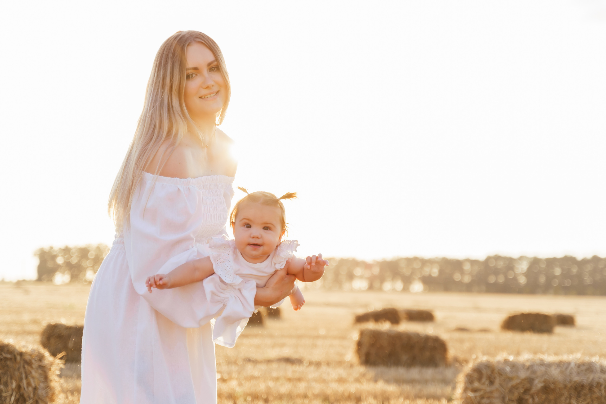 Фотосесія мама та доня в полі з тюками соломи. Сімейний фотограф Київ Наталія Шкаврон