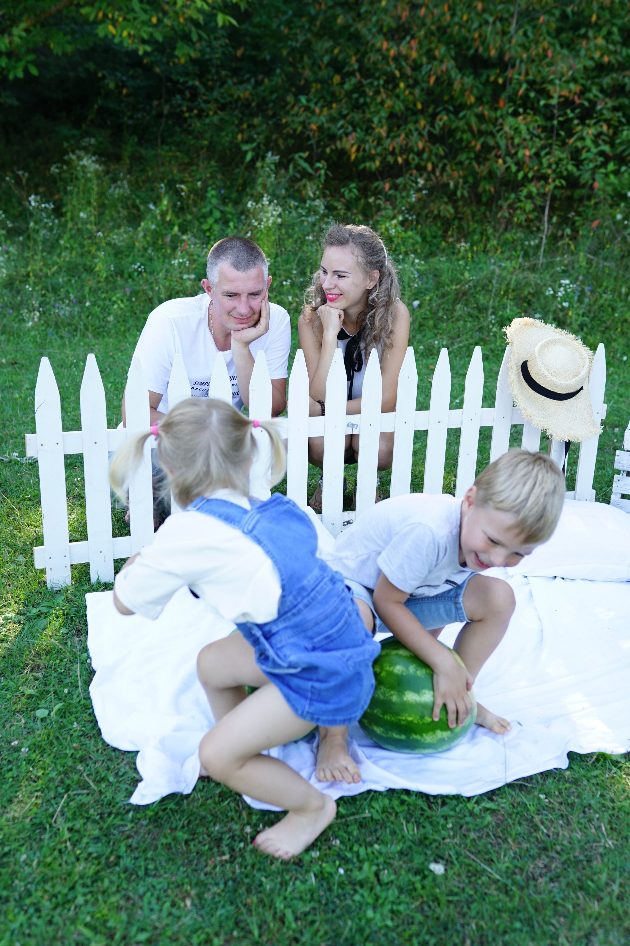 Сімейна фотосесія з кавунами. Family photographer in Kiev Natalia Shkavron