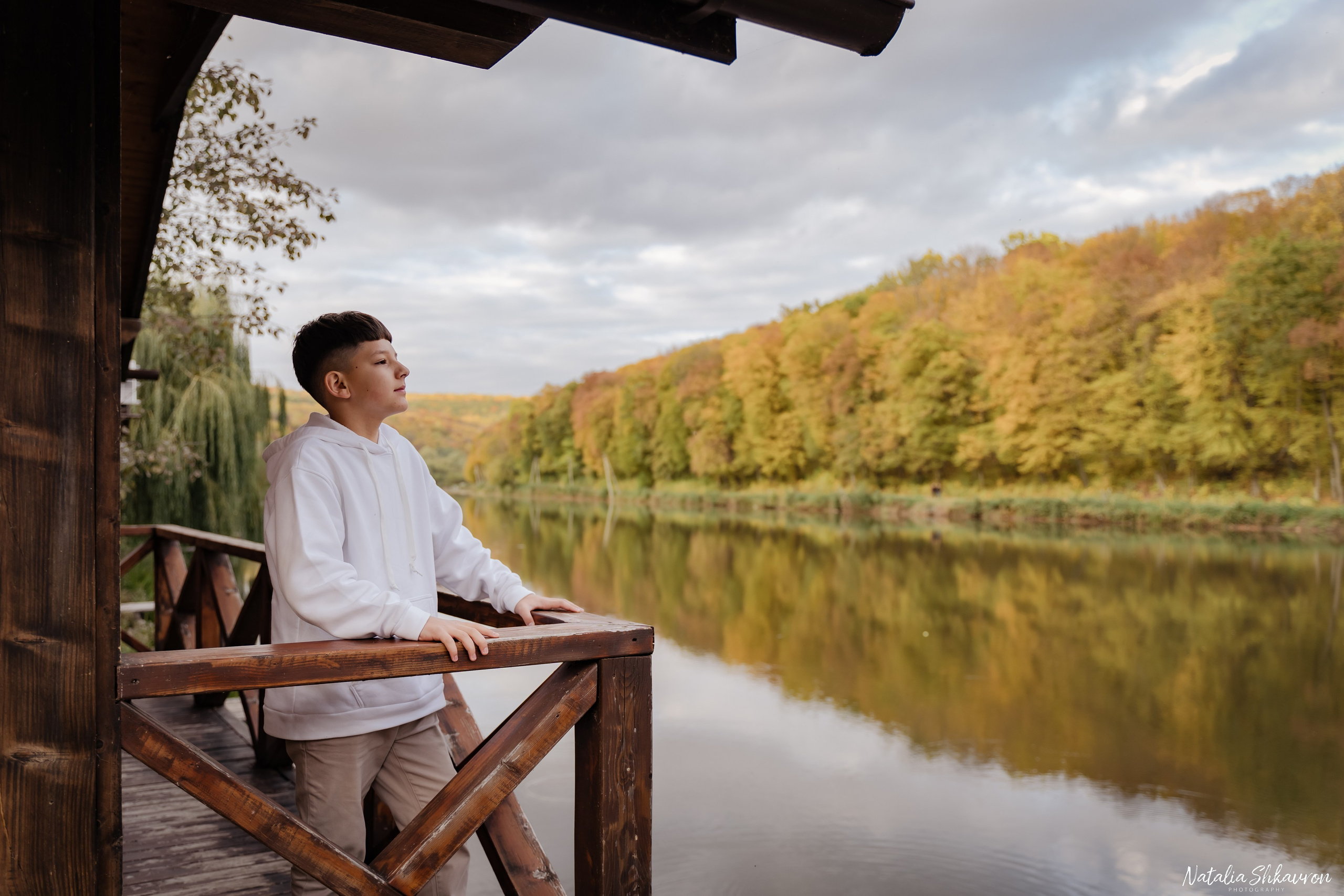 Сімейна фотосесія восени біля води. Family photographer in Kiev Natalia Shkavron