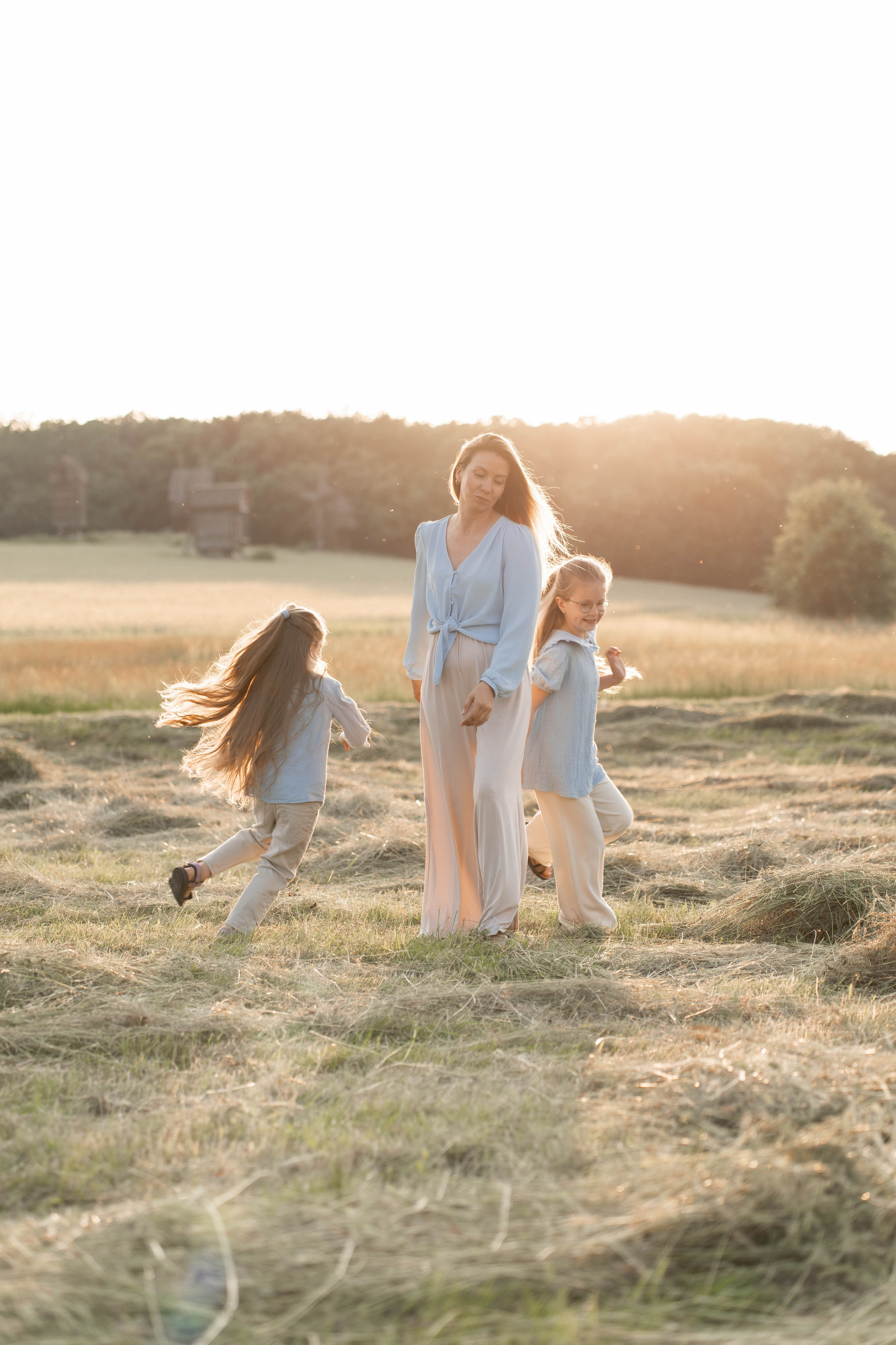 Сімейна фотосесія в Пирогово мами з двома донями. Сімейний фотограф Київ Наталія Шкаврон