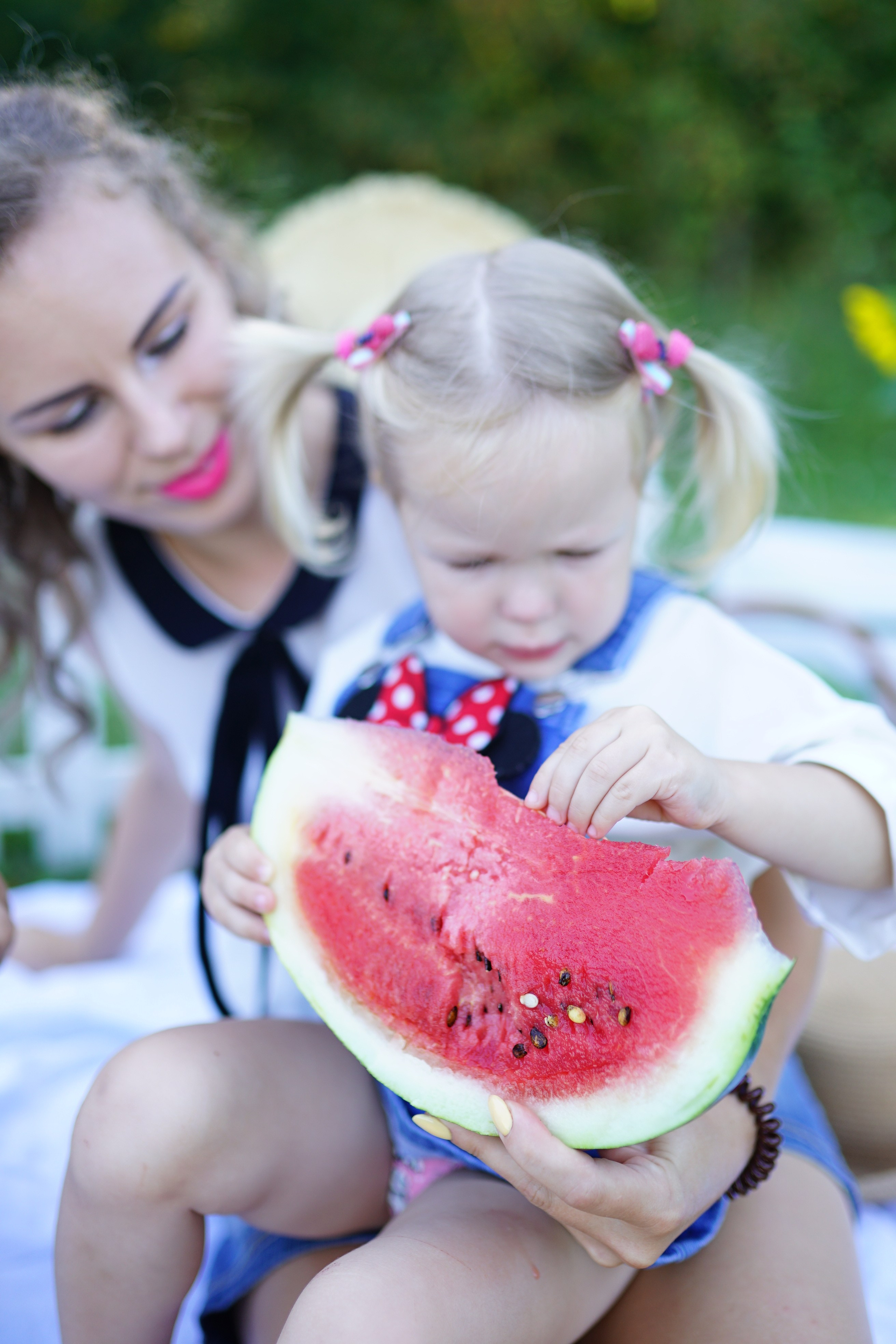 Сімейна фотосесія з кавунами. Family photographer in Kiev Natalia Shkavron
