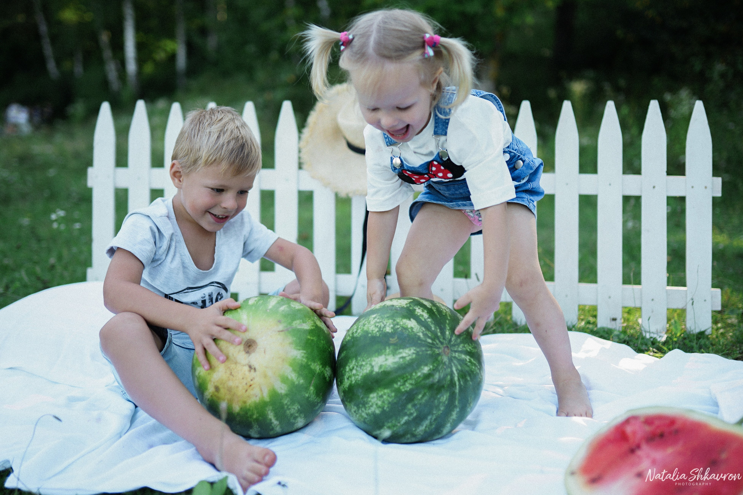 Сімейна фотосесія з кавунами. Family photographer in Kiev Natalia Shkavron