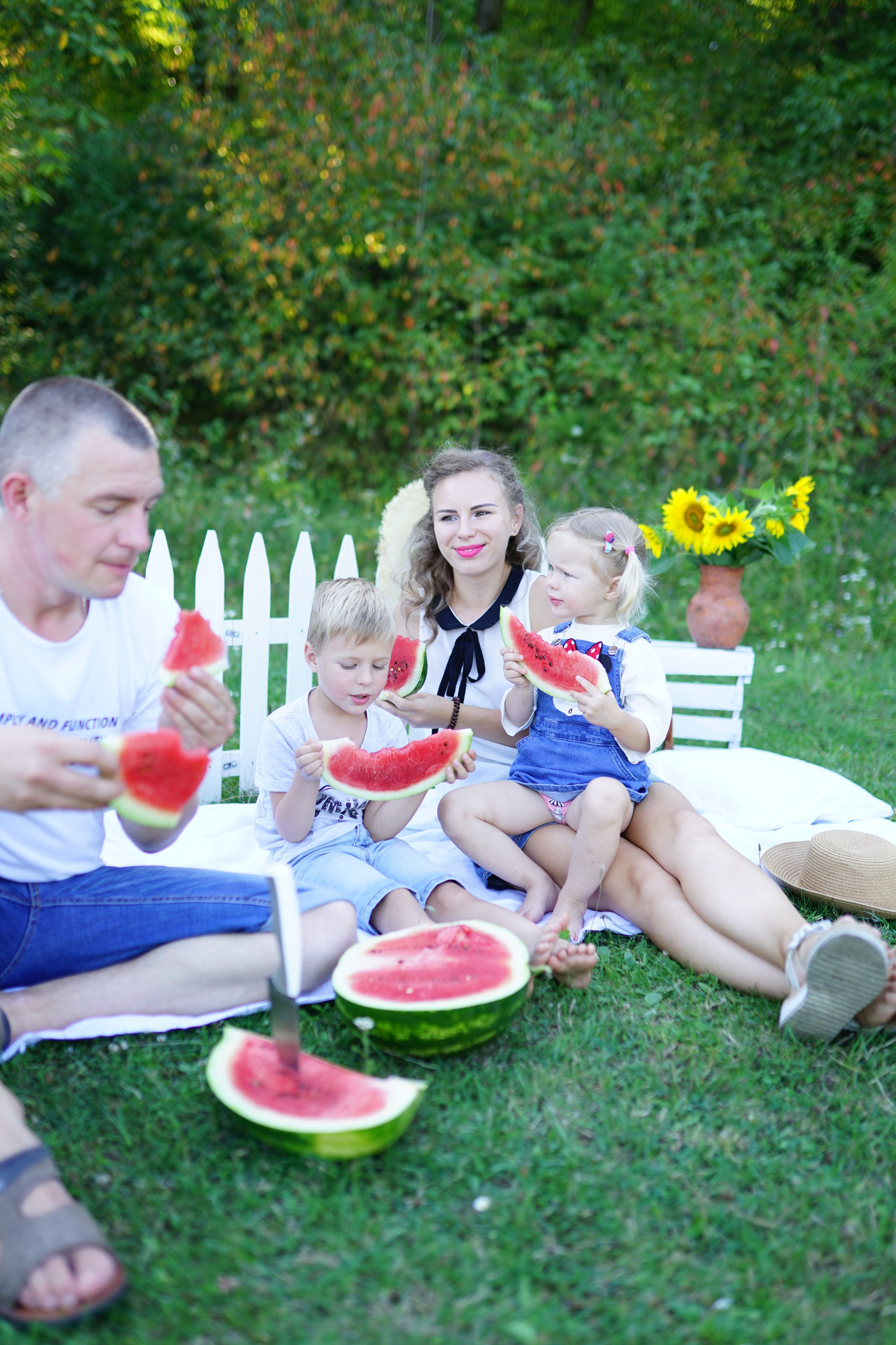 Сімейна фотосесія з кавунами. Family photographer in Kiev Natalia Shkavron